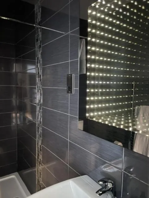 Shower in The Lilly Restaurant With Rooms