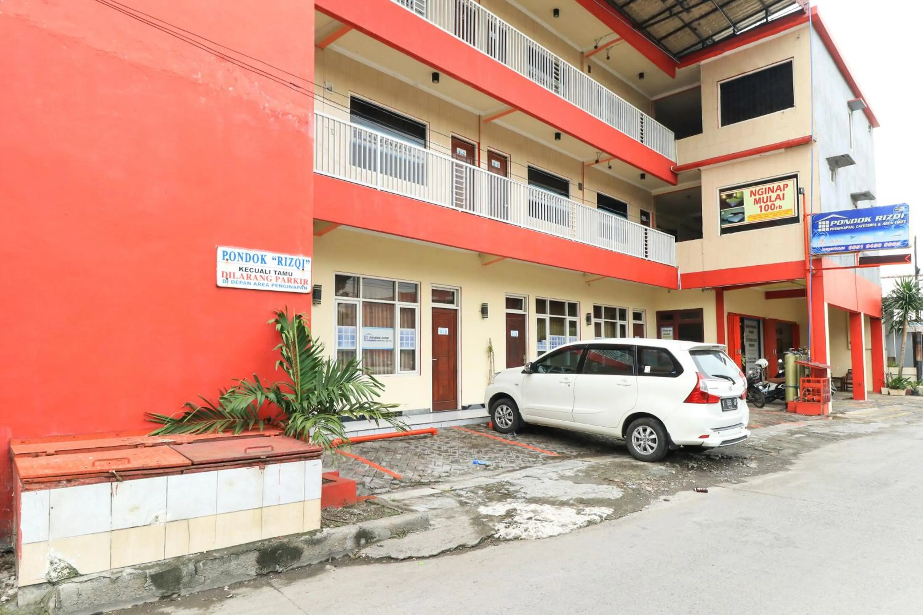Facade/entrance in Penginapan Pondok Rizqi Syariah