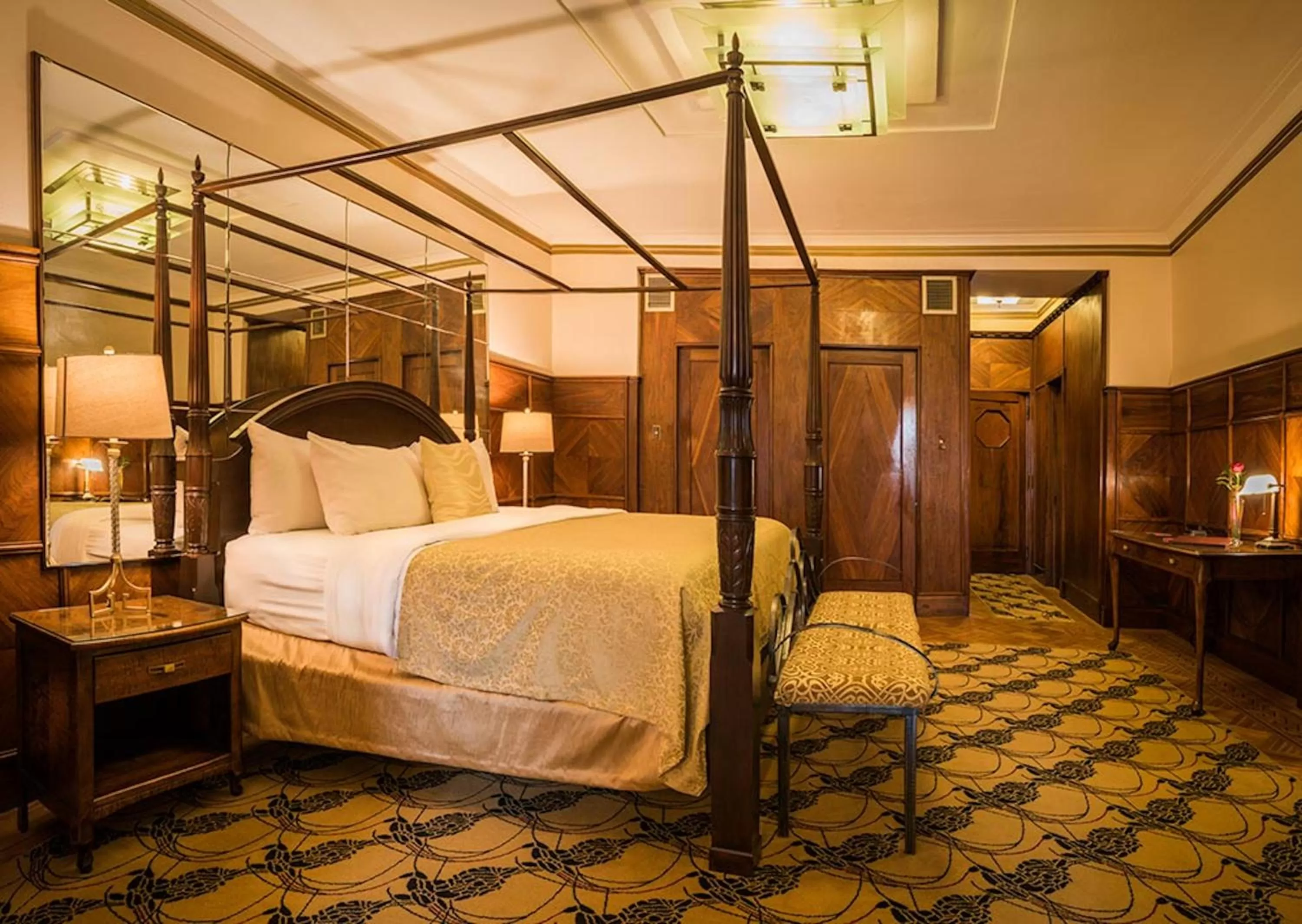 Bed in Hotel Manoir D'Auteuil - Par Aneyro