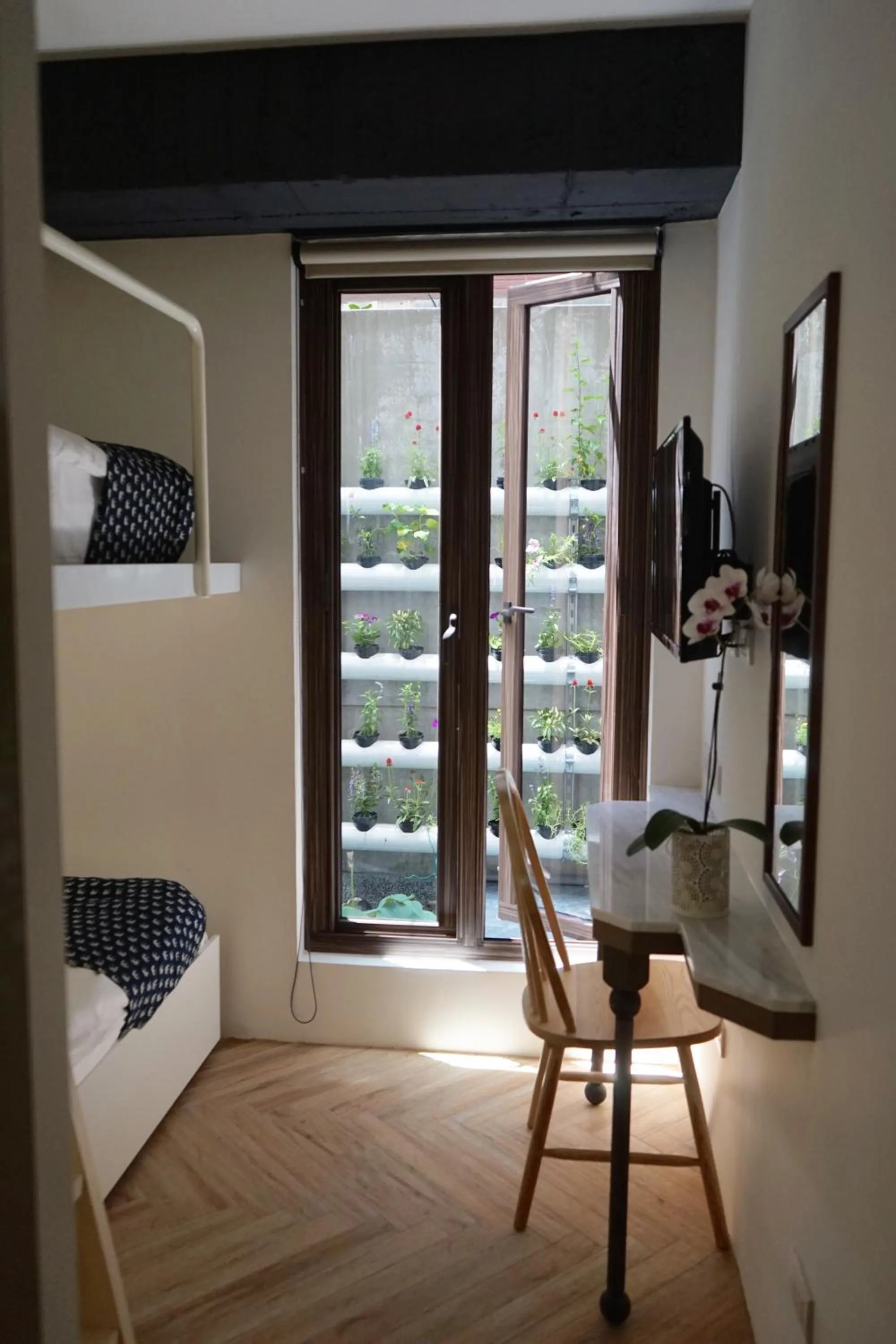 bunk bed, Bed in NiHao Café Hotel