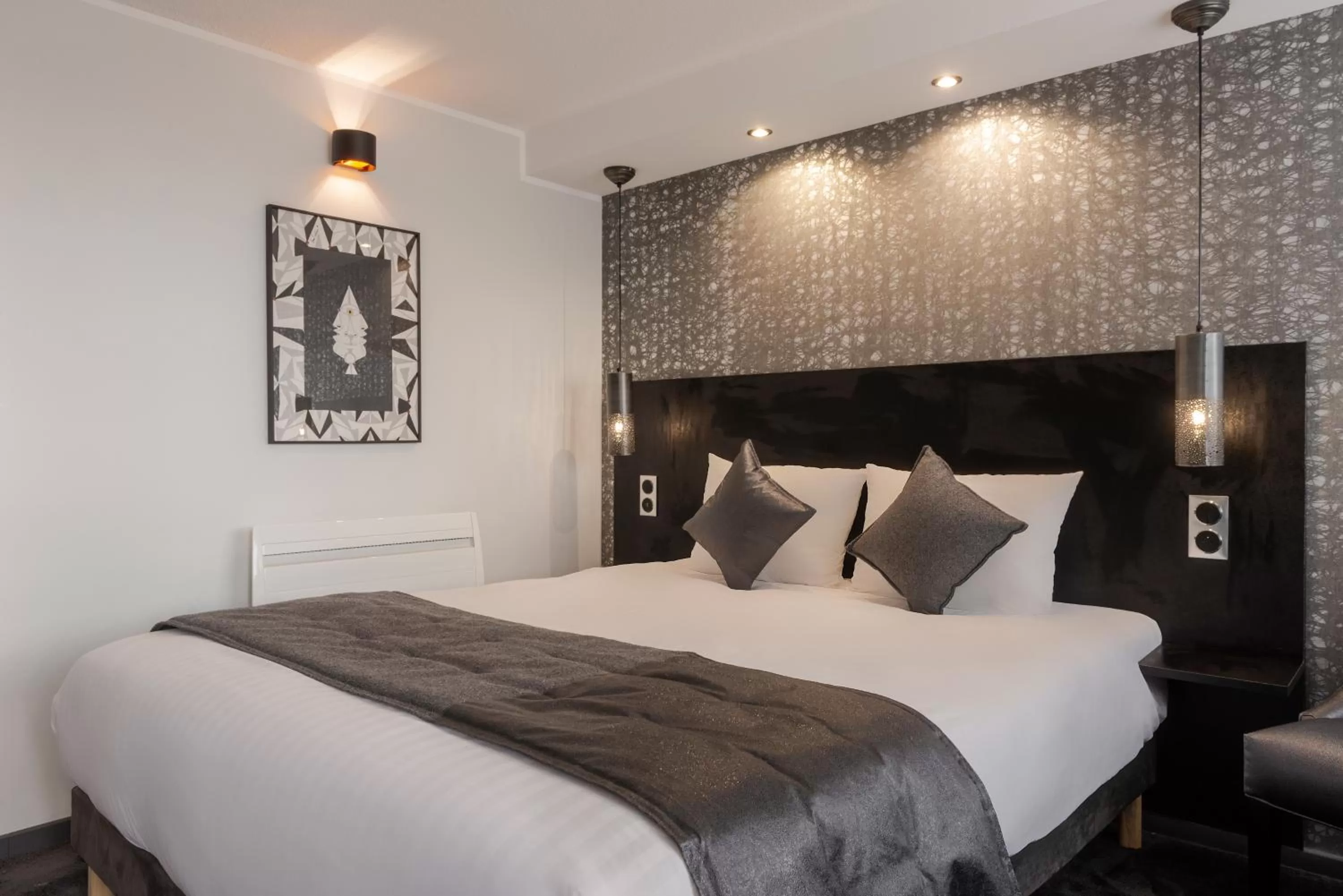 Photo of the whole room, Bed in The Originals City, Hôtel Rennes Sud