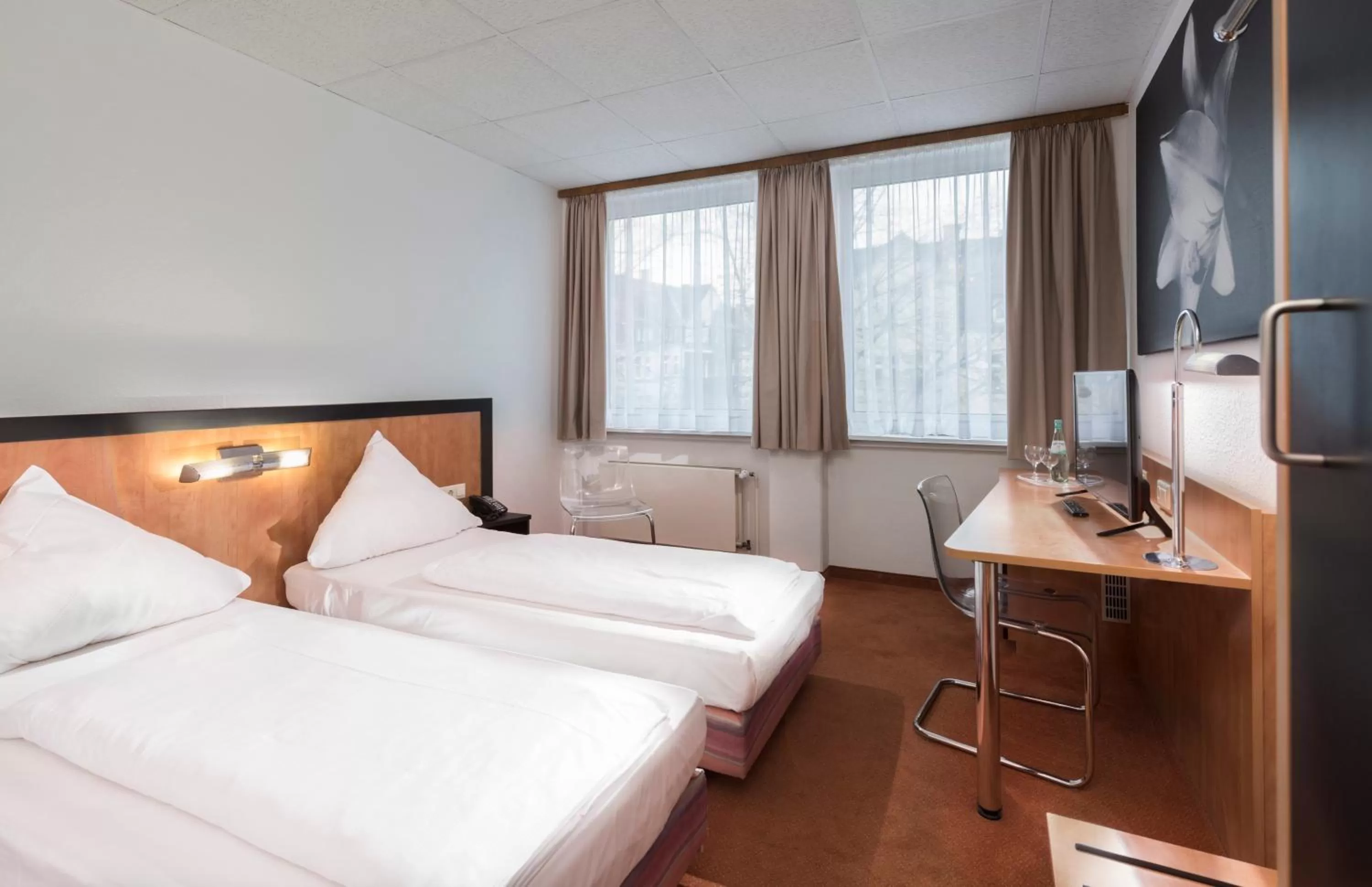 Photo of the whole room, Bed in Days Inn Dortmund West