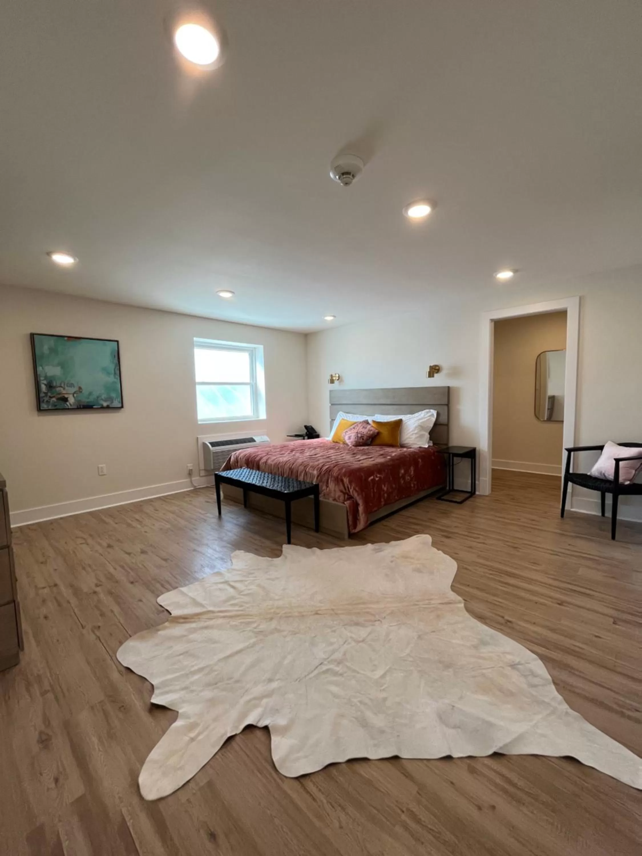 Photo of the whole room, Seating Area in Lucky Inn New Orleans