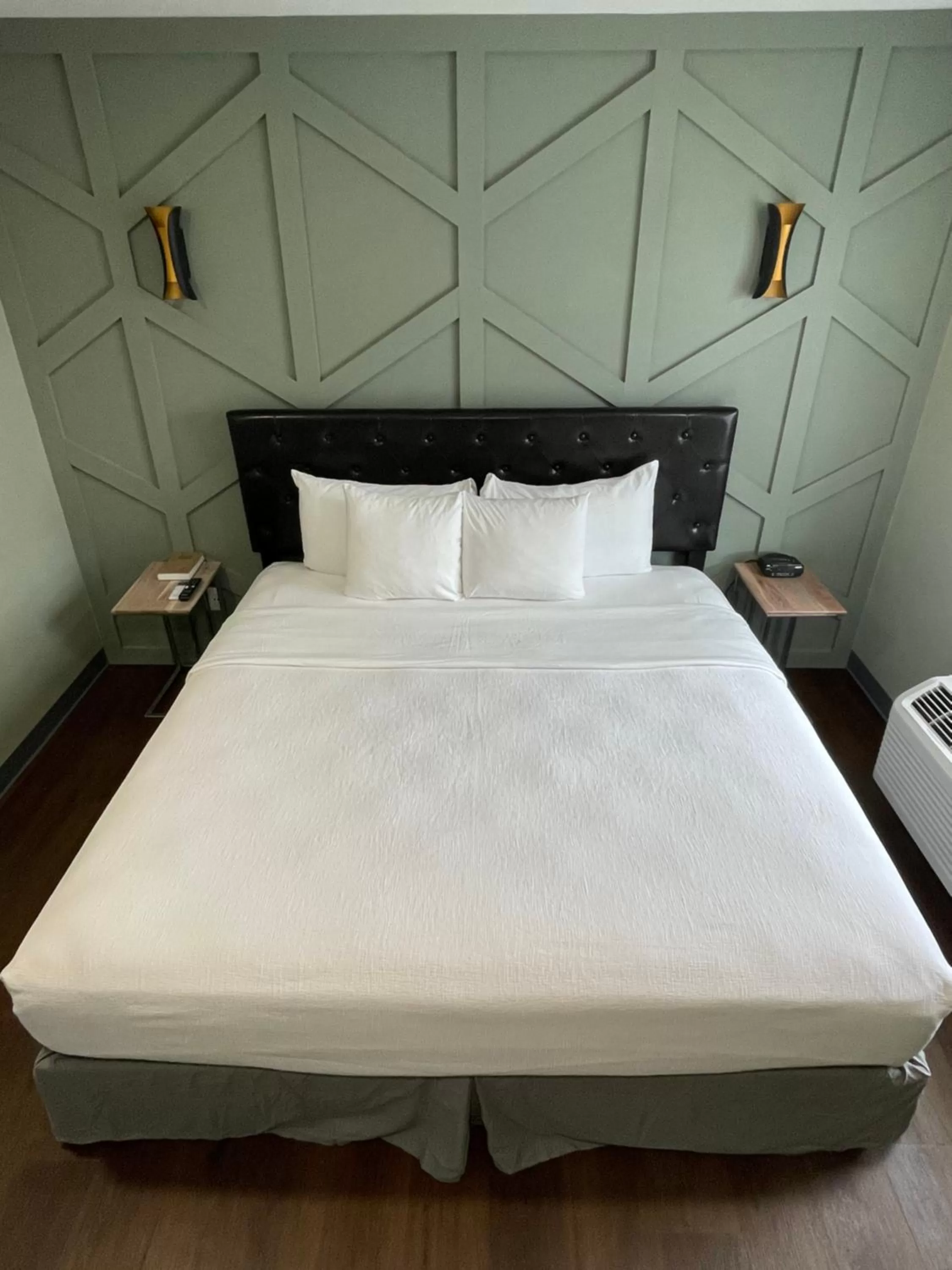 Bed in Chateau Hotel and Conference Center