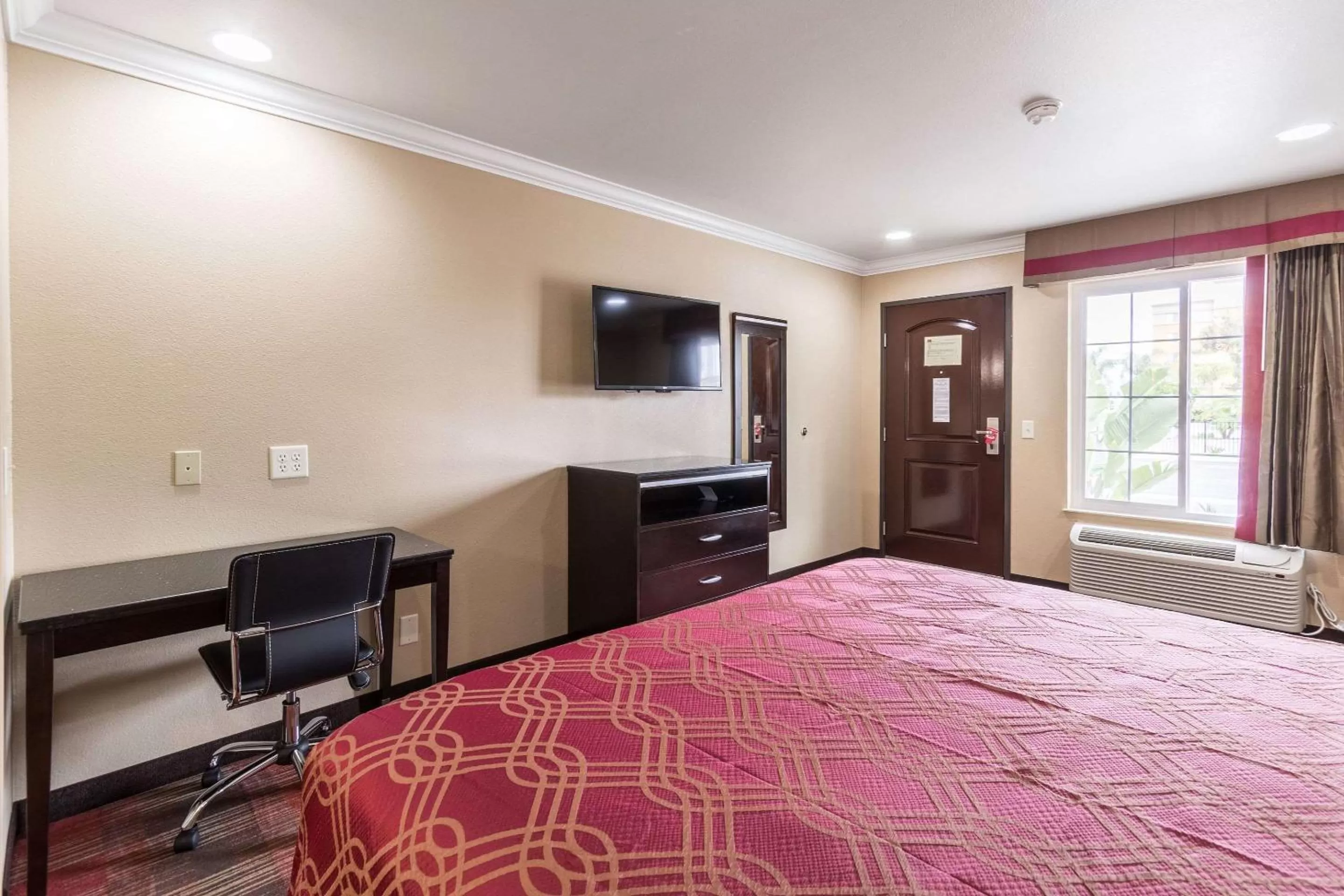 King Room with Roll-In Shower - Accessible/Non-Smoking in Econo Lodge Inn & Suites Escondido Downtown