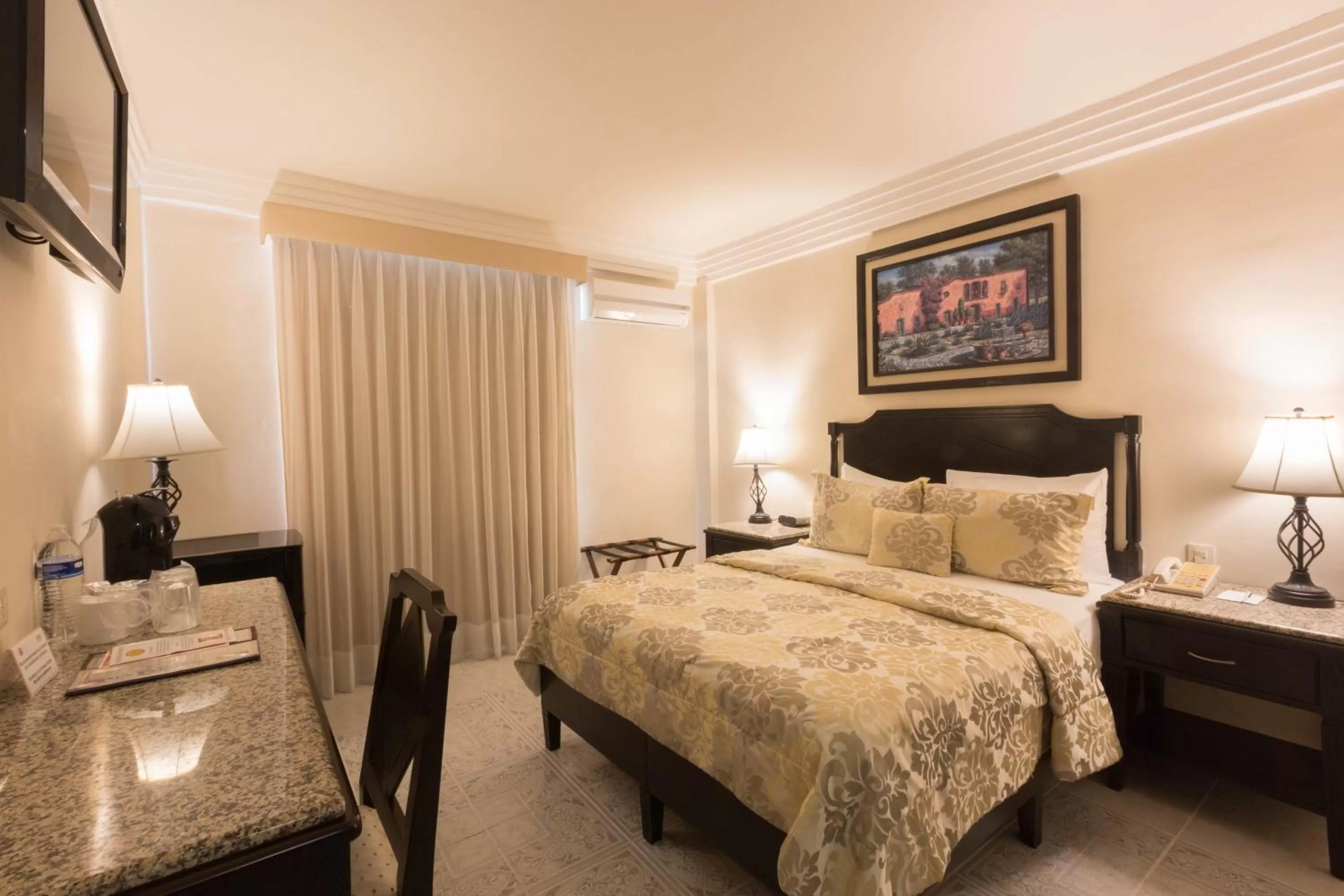 Bedroom, Bed in Hotel Victoria Merida