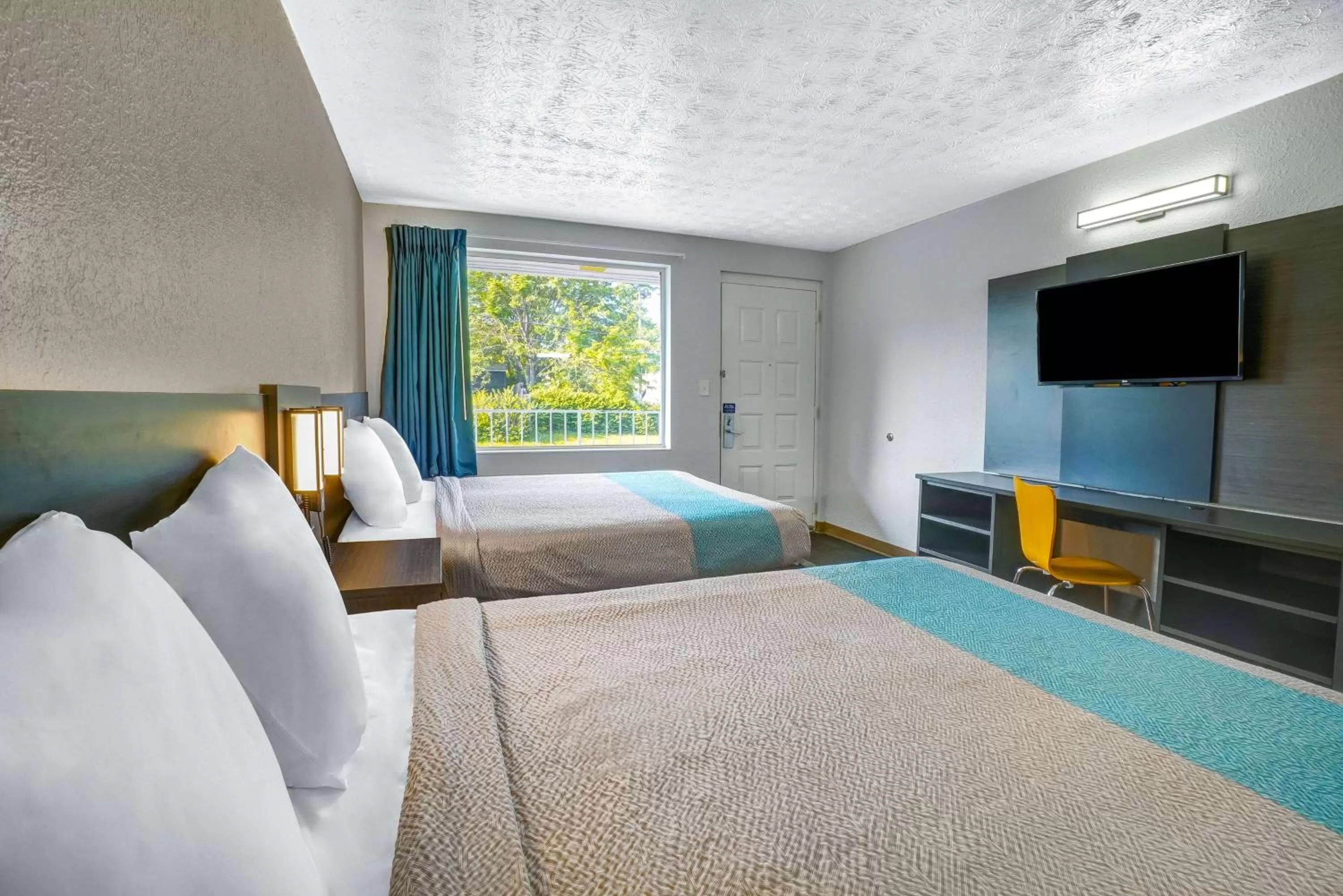 Photo of the whole room, Bed in Motel 6-Lexington, KY - East I-75