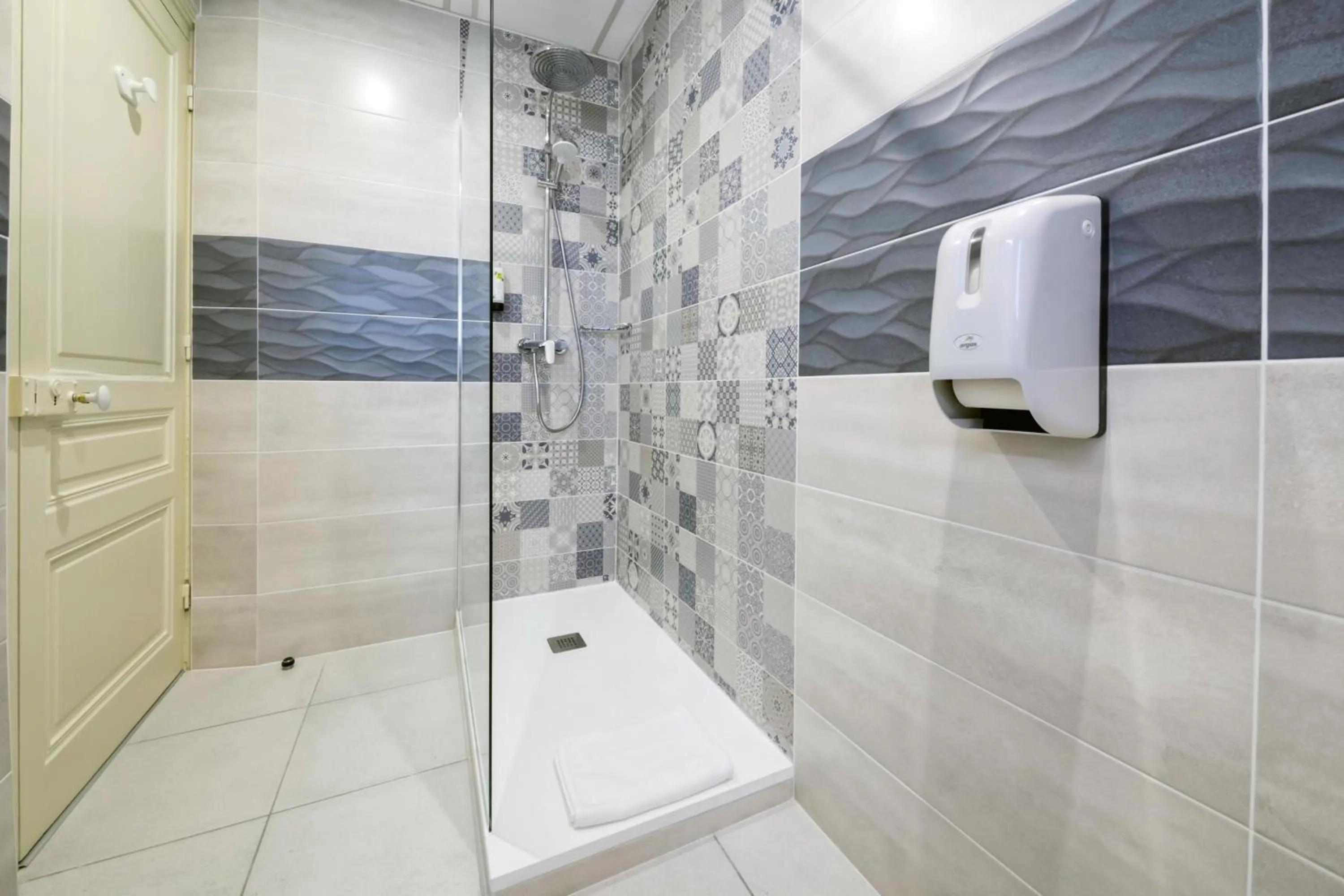 Bathroom in La Commanderie de Champarey