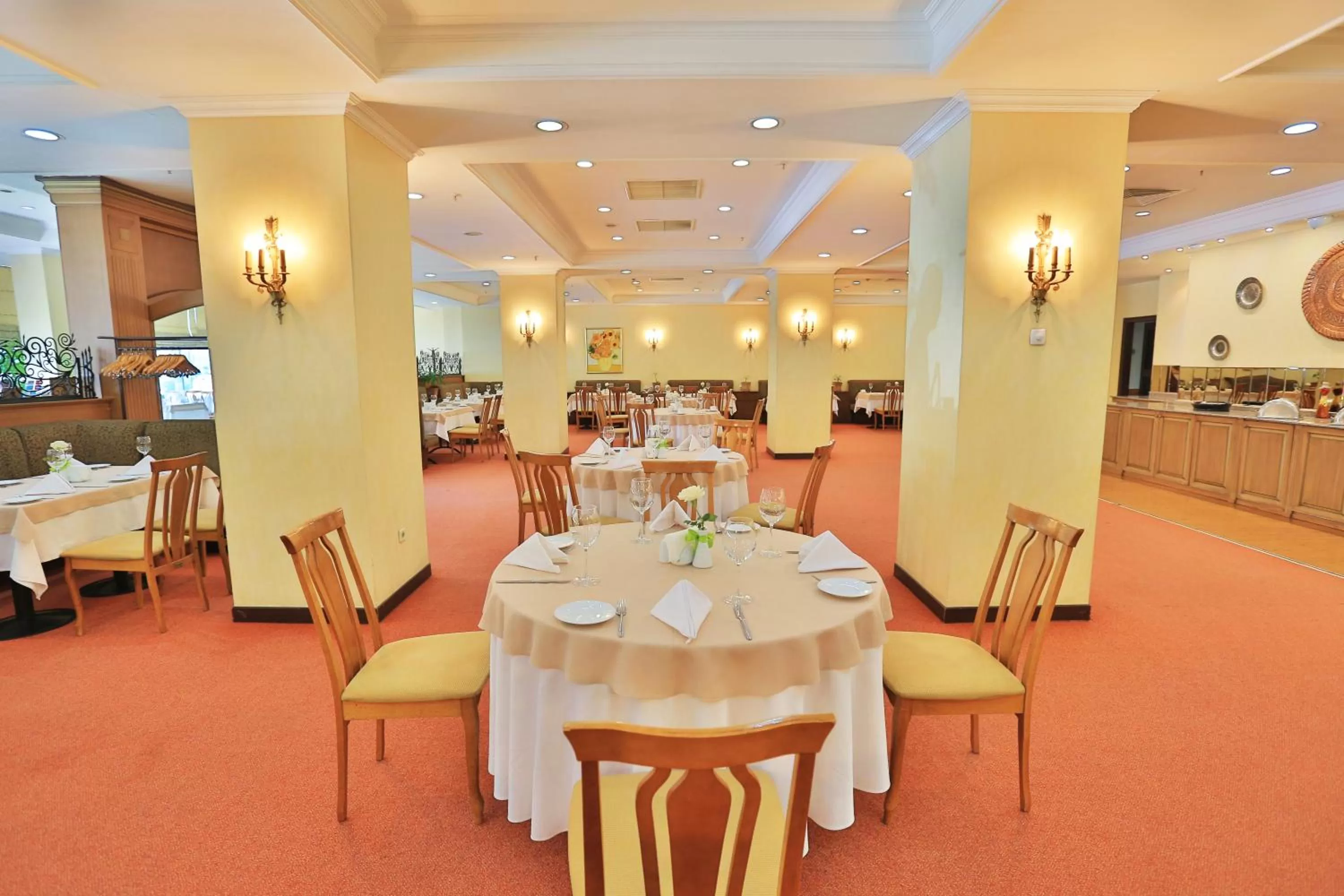 Restaurant/places to eat in Grand Mir Hotel