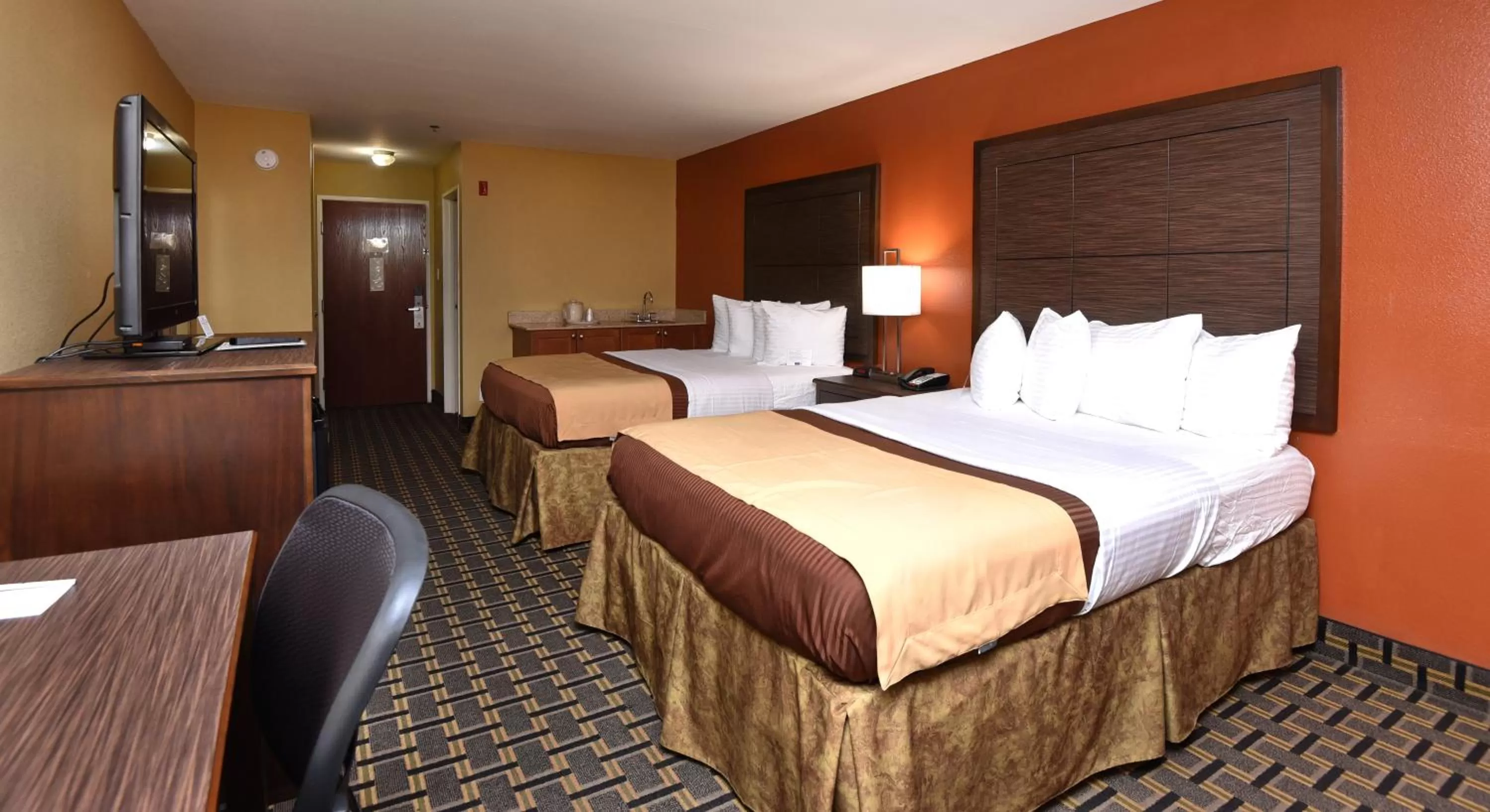 Bed in Best Western Zachary Inn