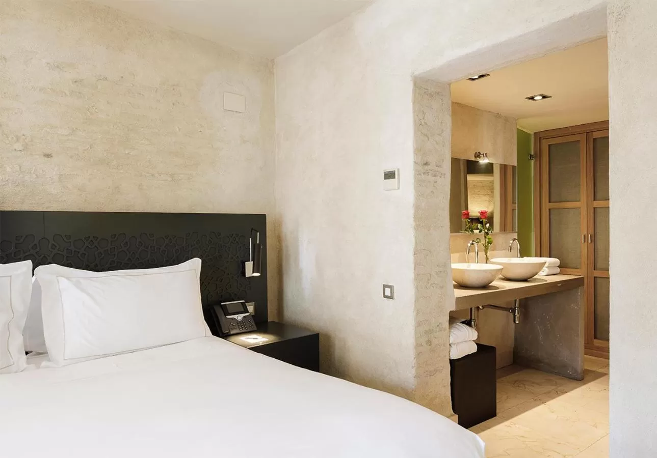 Bathroom, Bed in EME Catedral Mercer Hotel