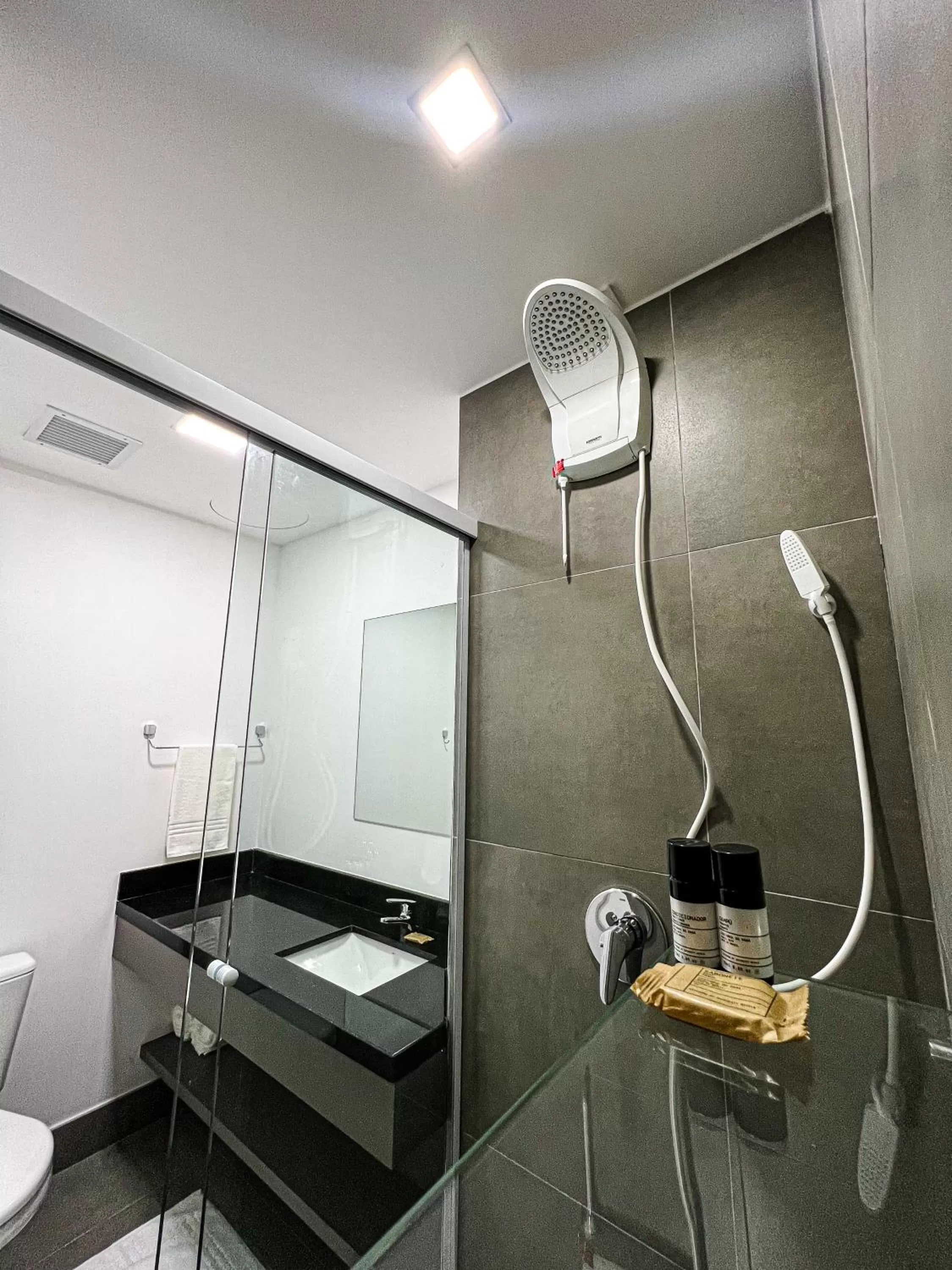 Shower, Bathroom in Studios Cityhome Maxplaza Canoas