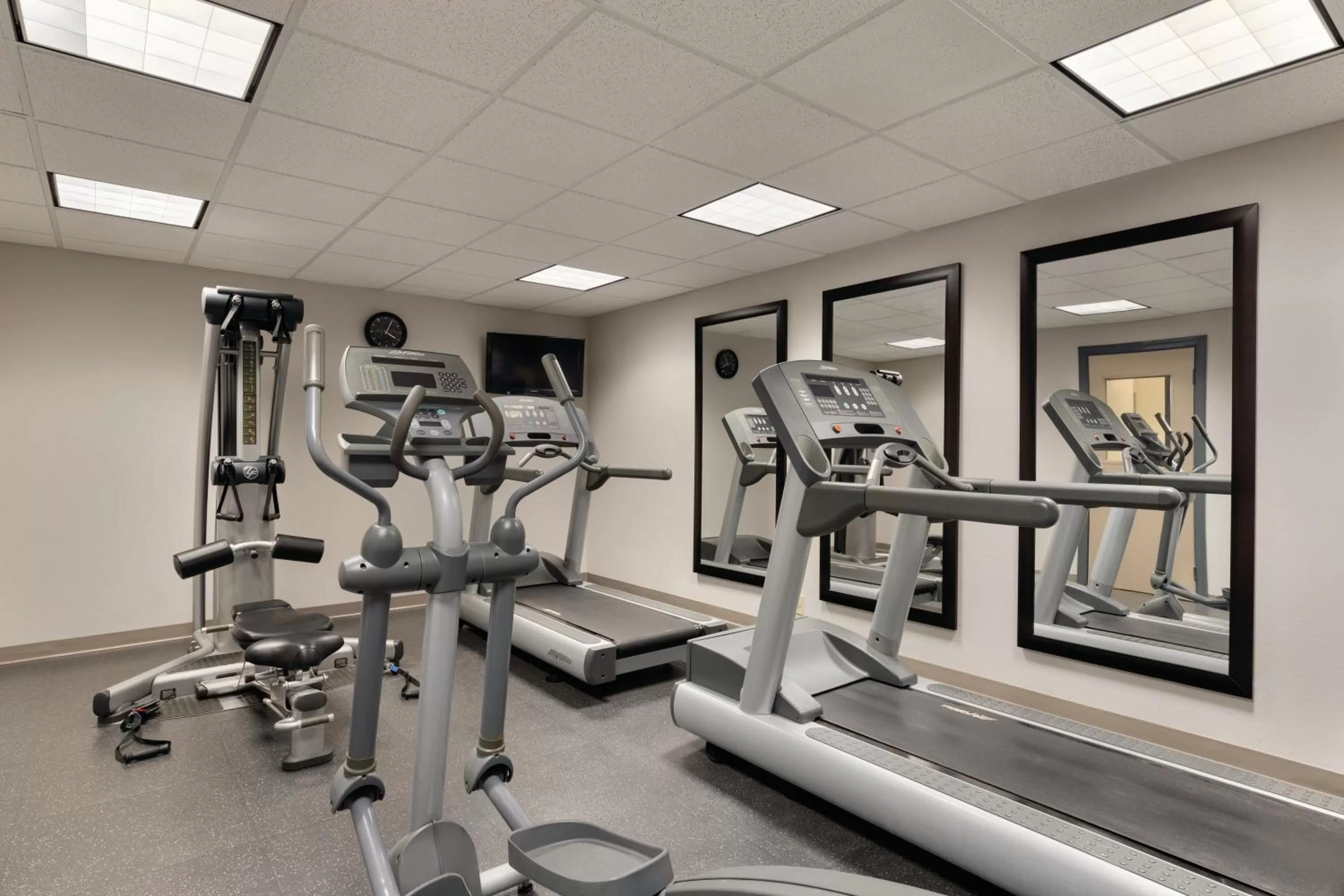 Fitness centre/facilities in Country Inn & Suites by Radisson, Madison, AL