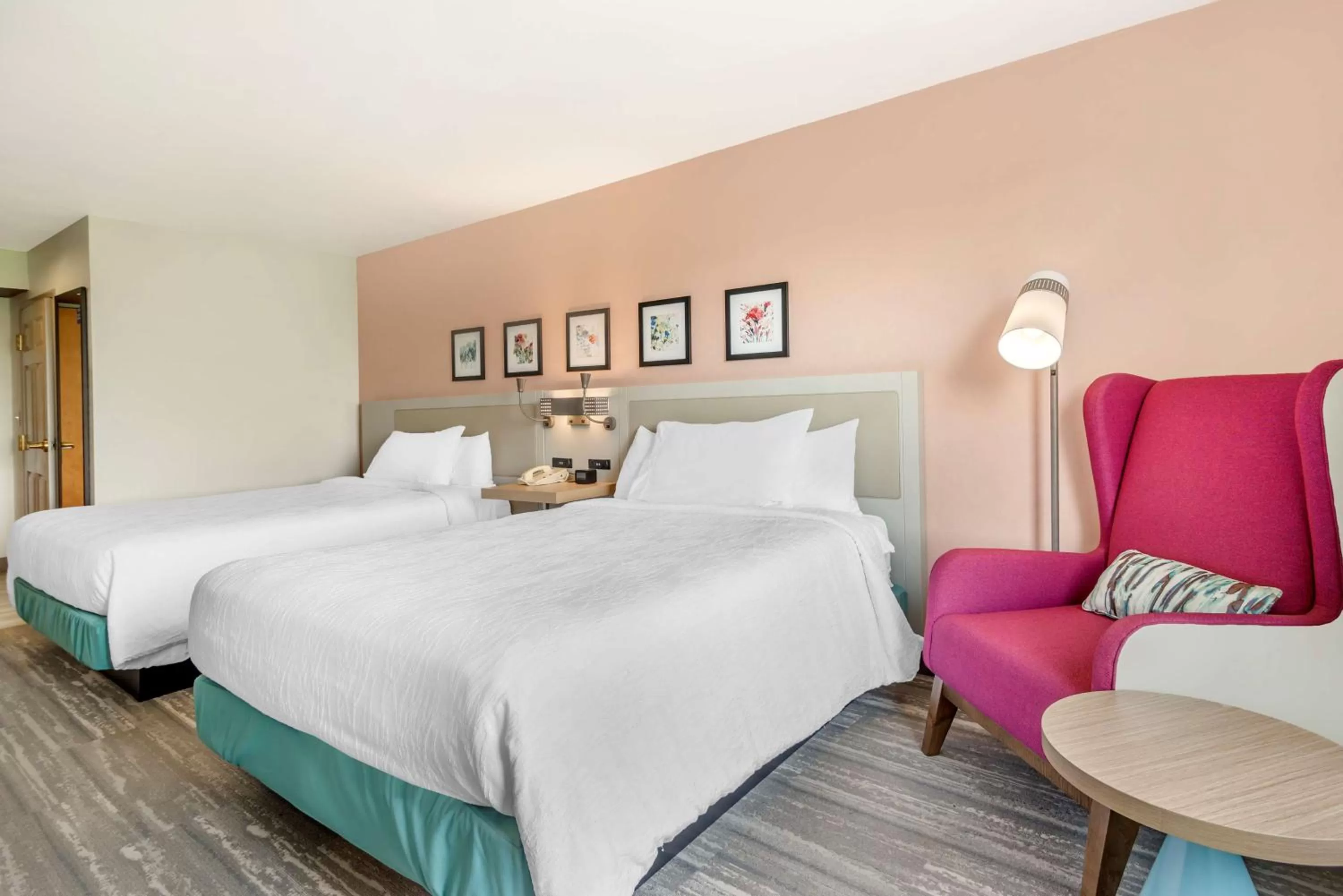 Bed in Hilton Garden Inn Atlanta Northeast/Gwinnett Sugarloaf