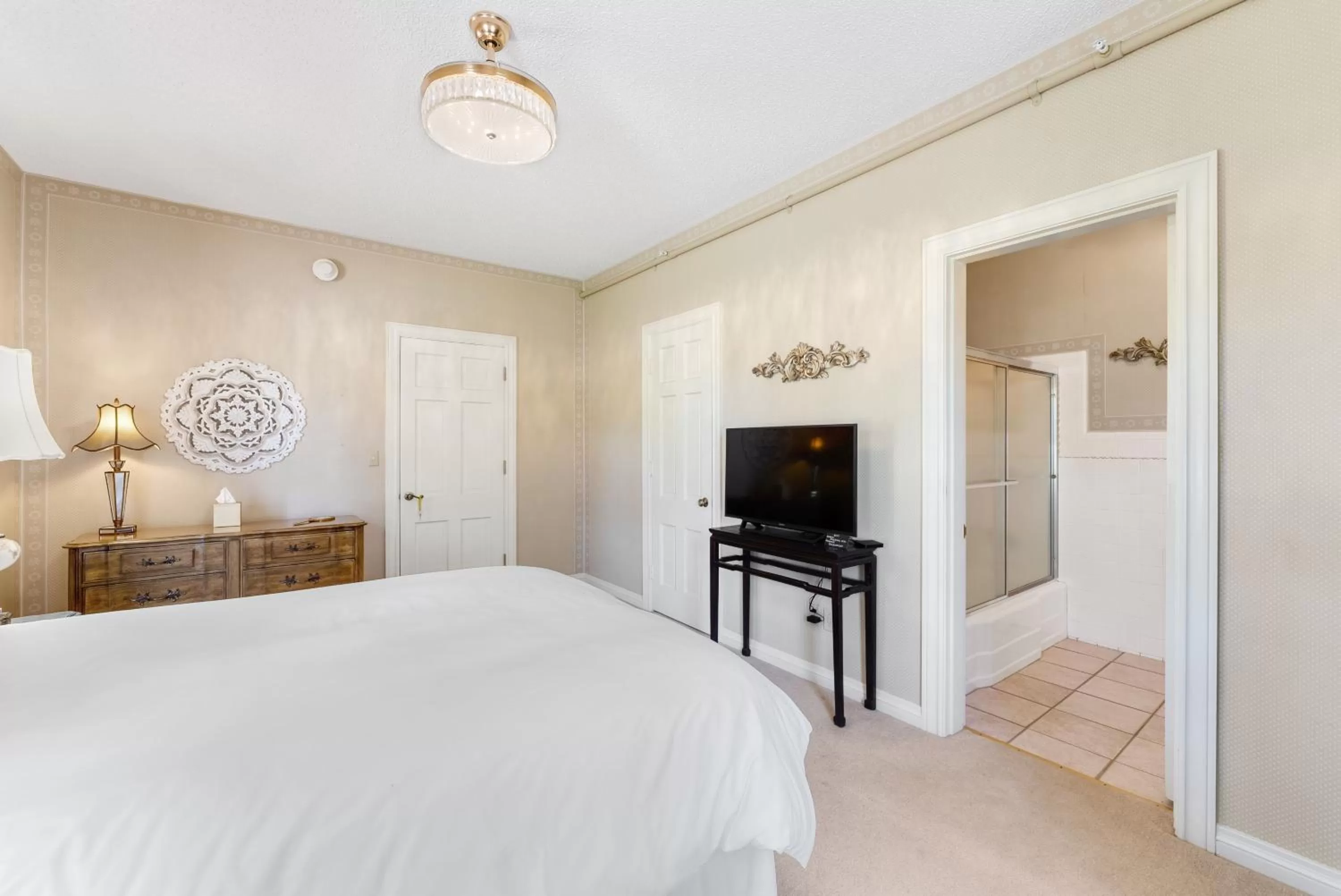 TV/Entertainment Center in Presidents House B & B