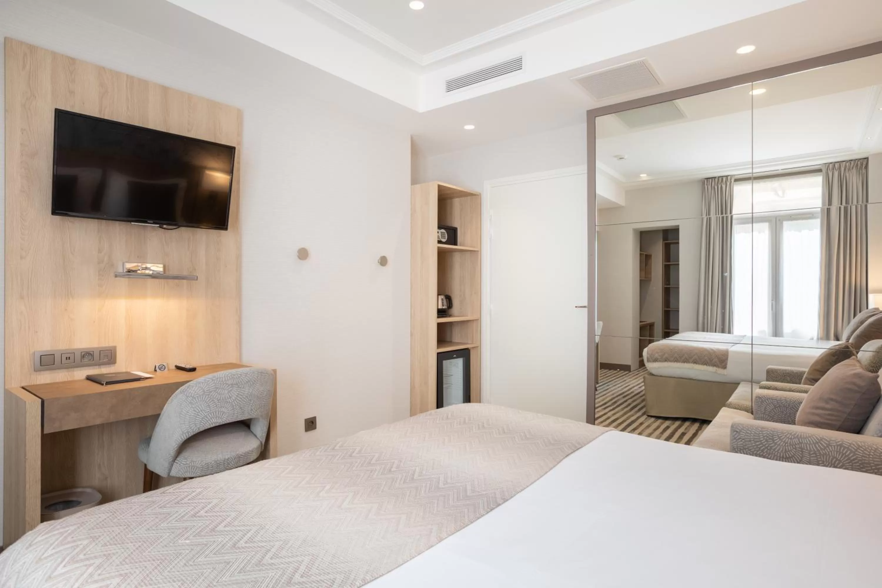 Bed in Prince Albert Lyon Bercy