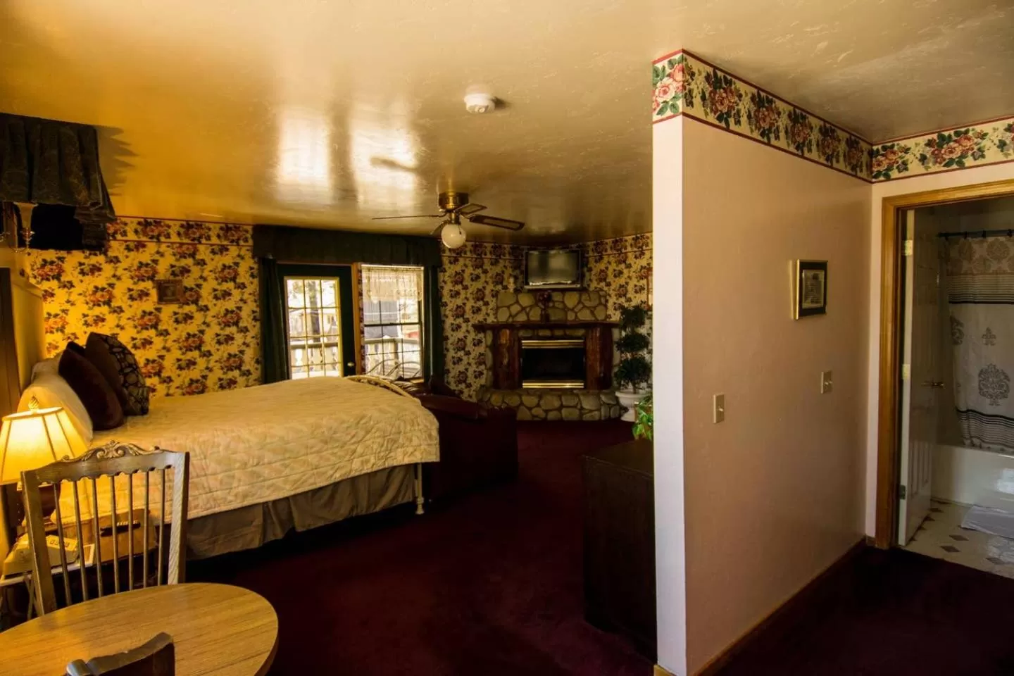 Photo of the whole room, Bed in Black Forest Lodge