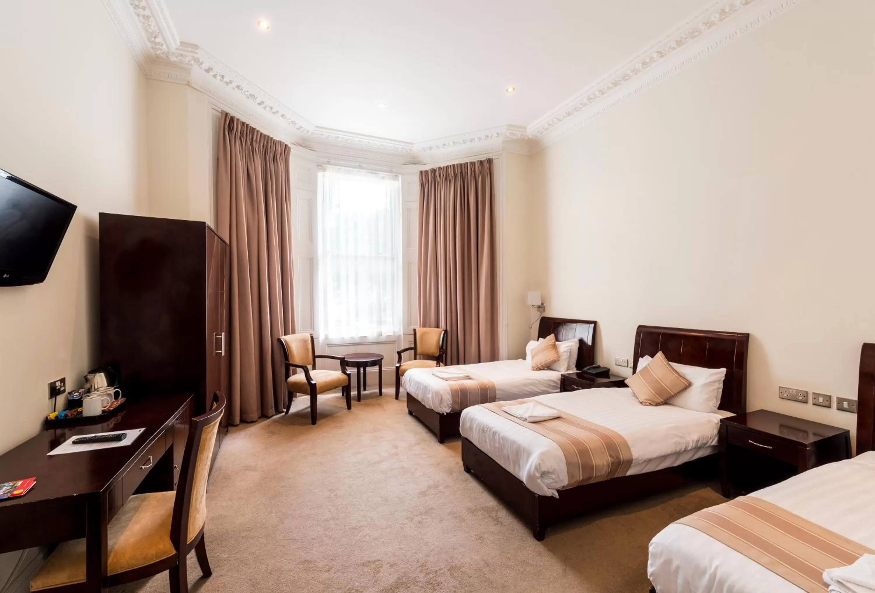 Day, Bed in The Villa Kensington