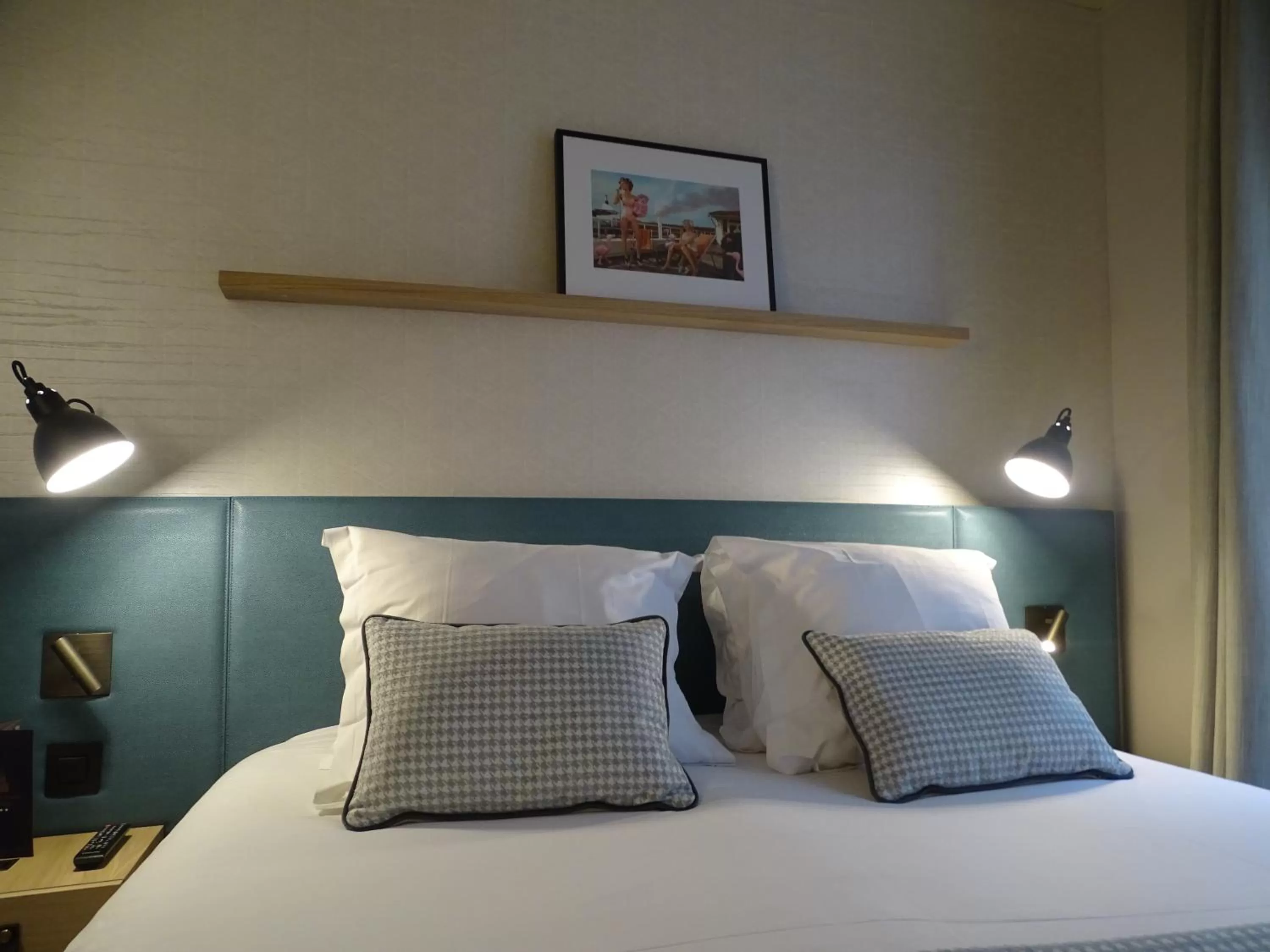 Bed in Hotel de France Invalides