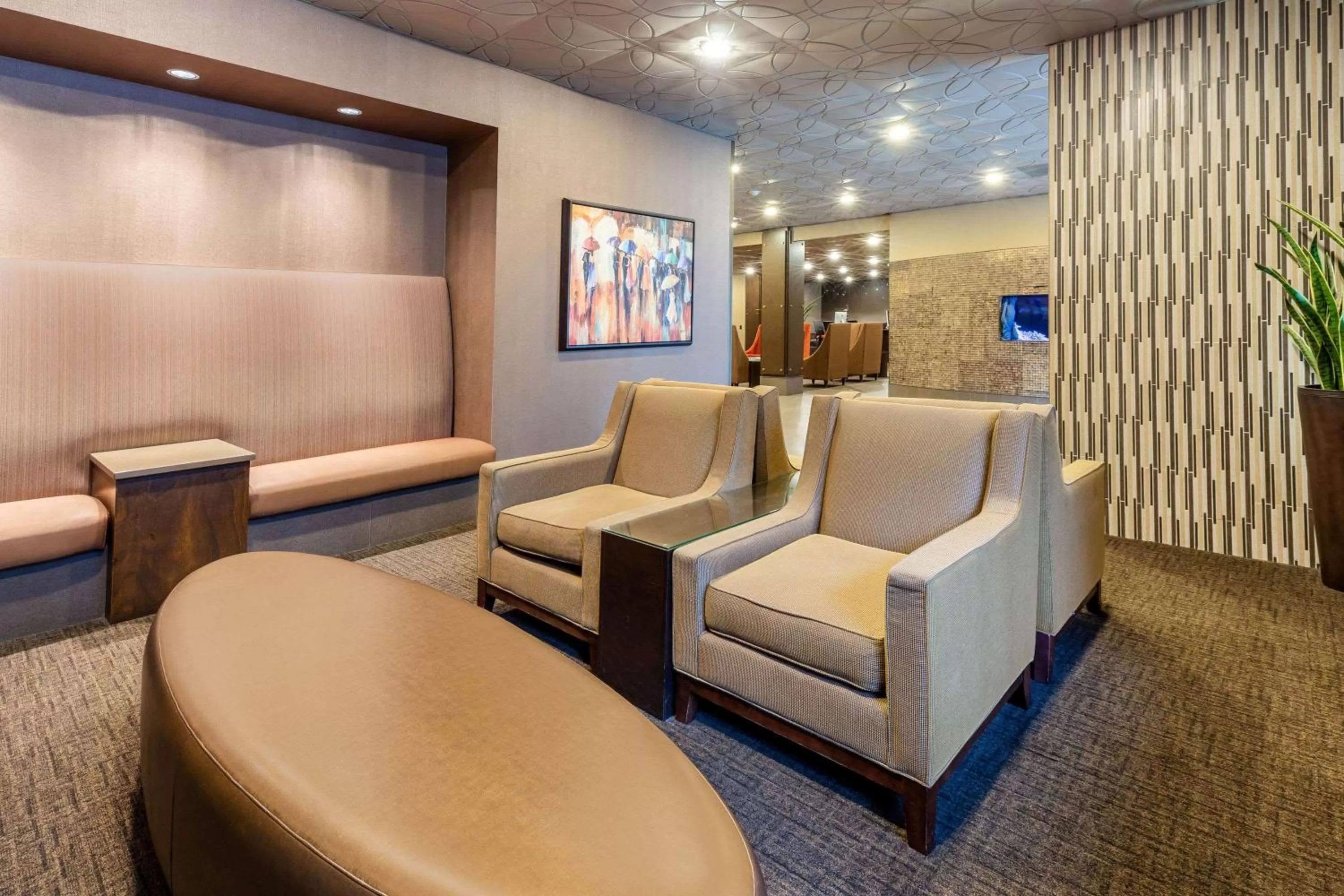 Lounge or bar in La Quinta by Wyndham Seattle Downtown