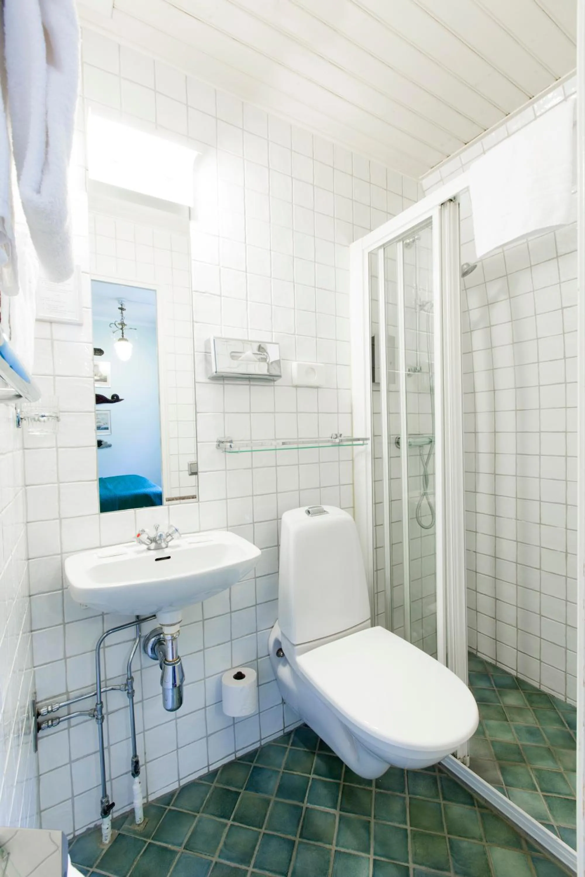 Bathroom in Lord Nelson Hotel