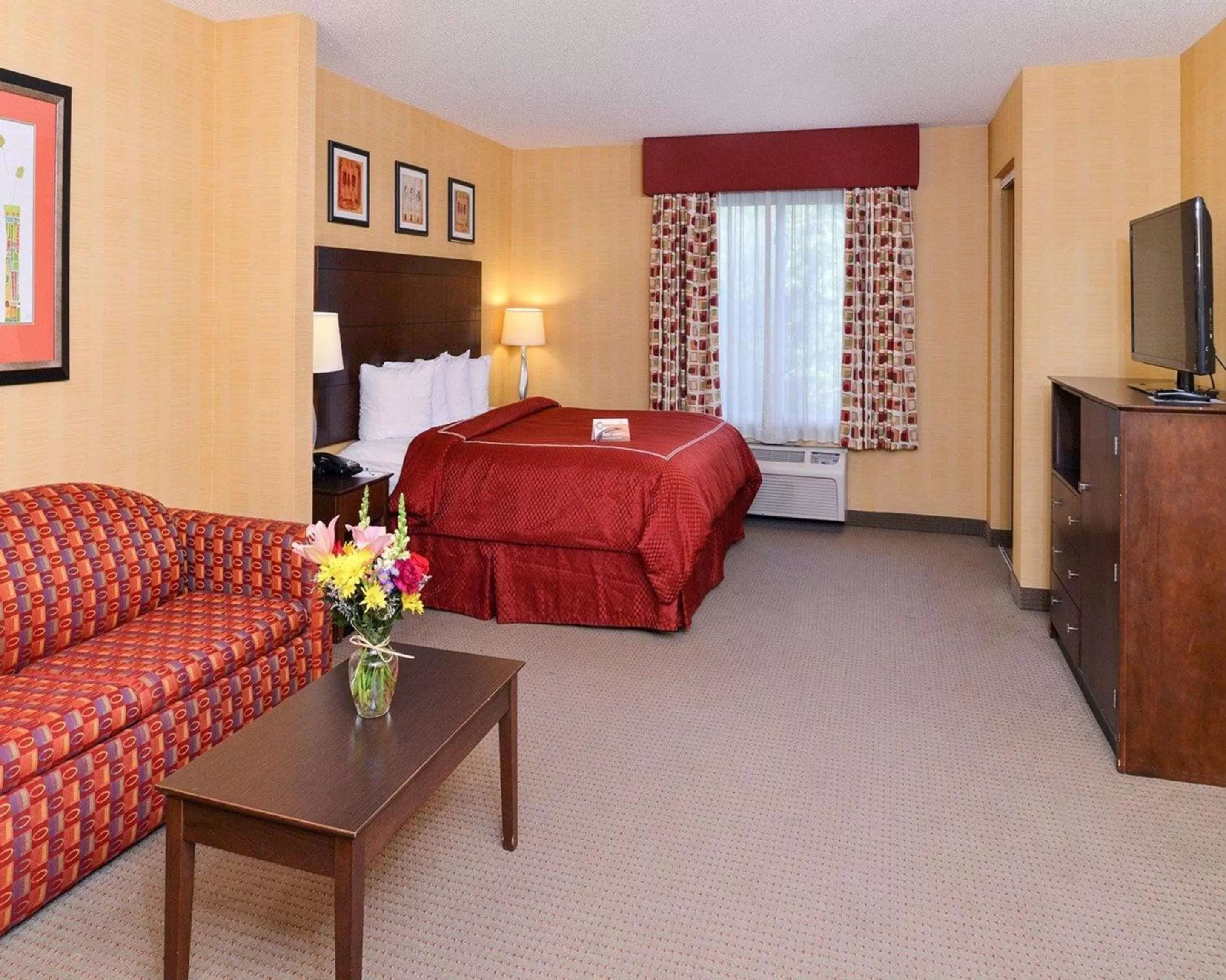 Photo of the whole room, Bed in Quality Suites Stratford
