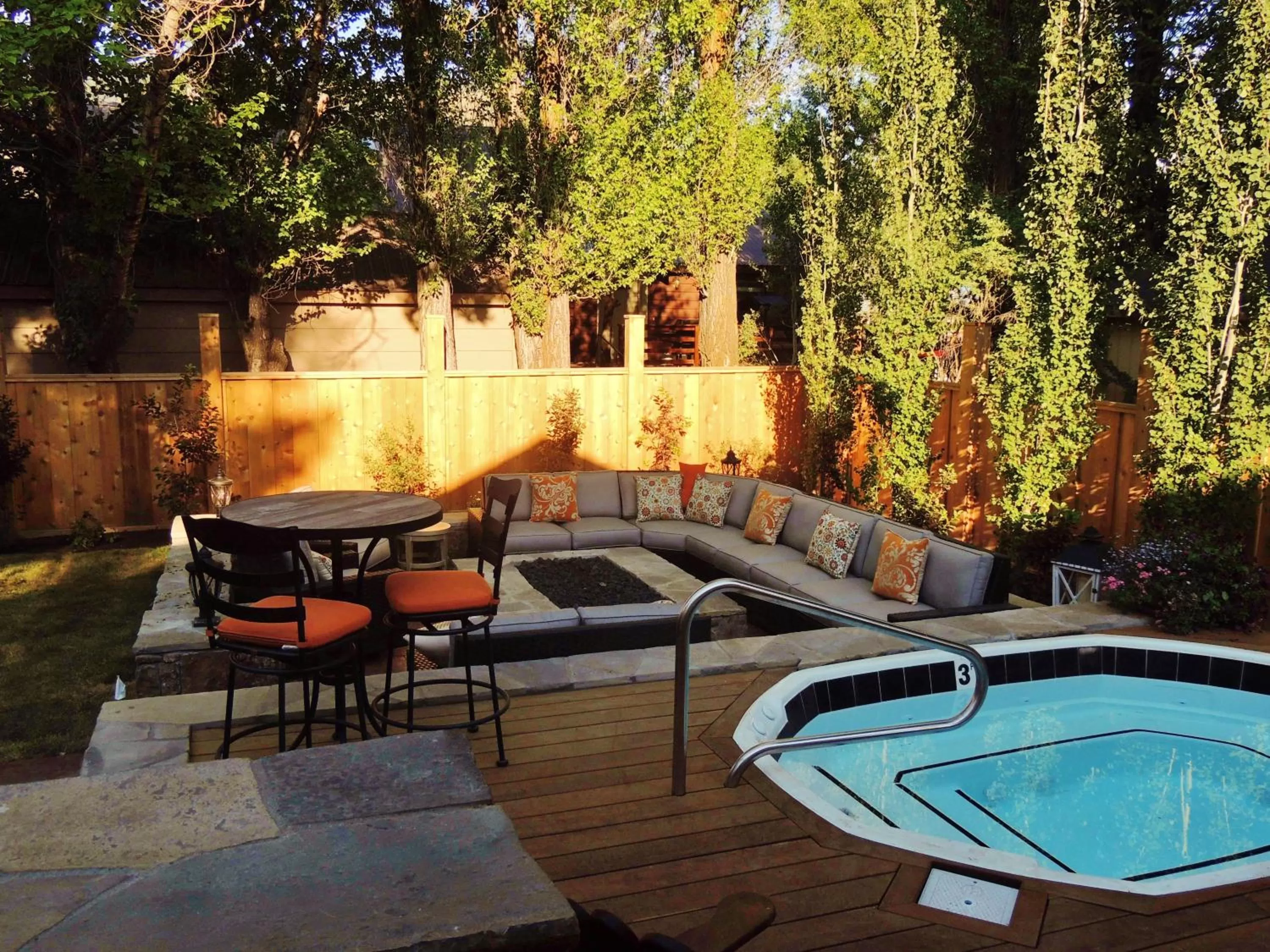 Patio, Swimming Pool in Huff House Inn and Cabins