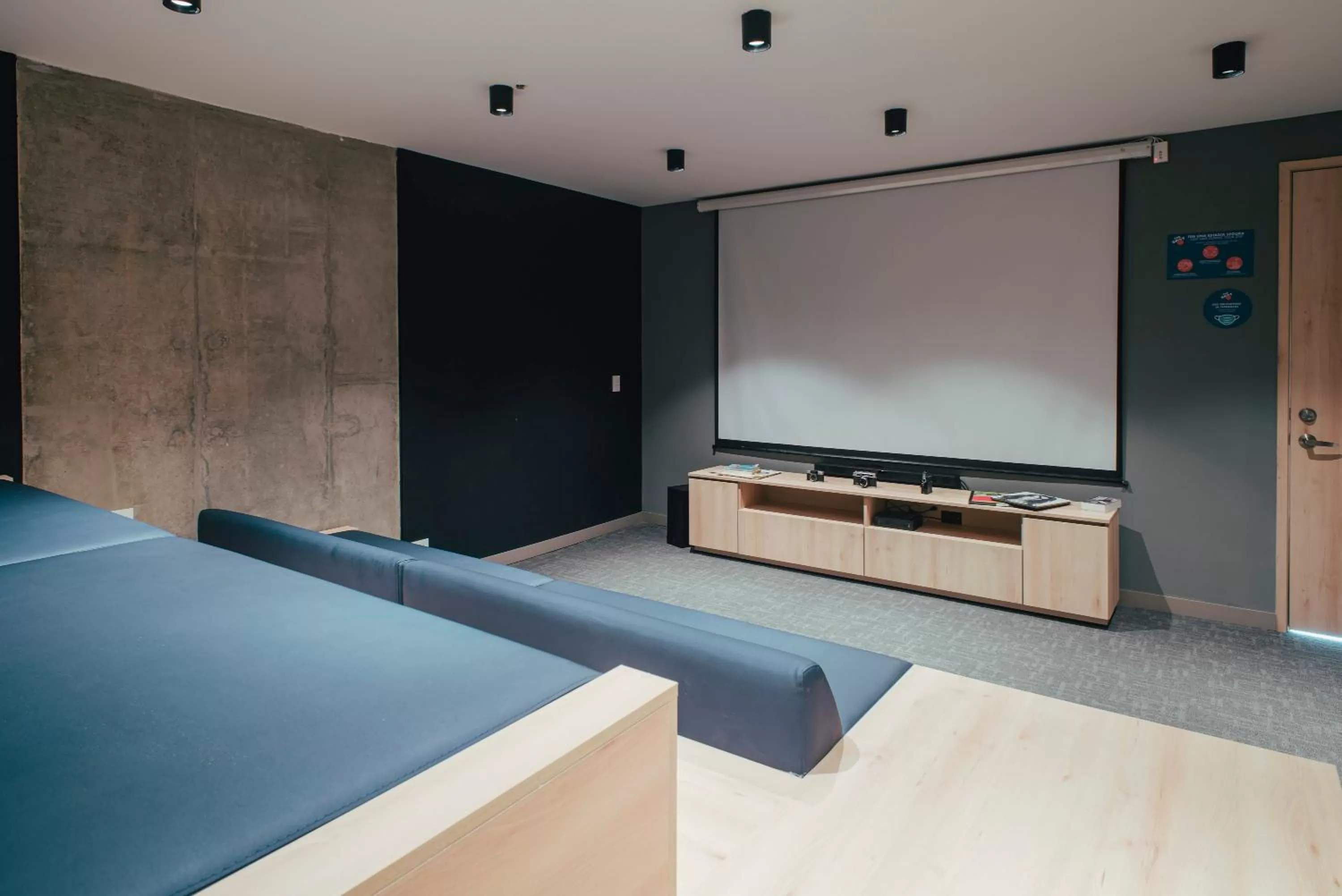 Communal lounge/ TV room in UMA Suites Chia