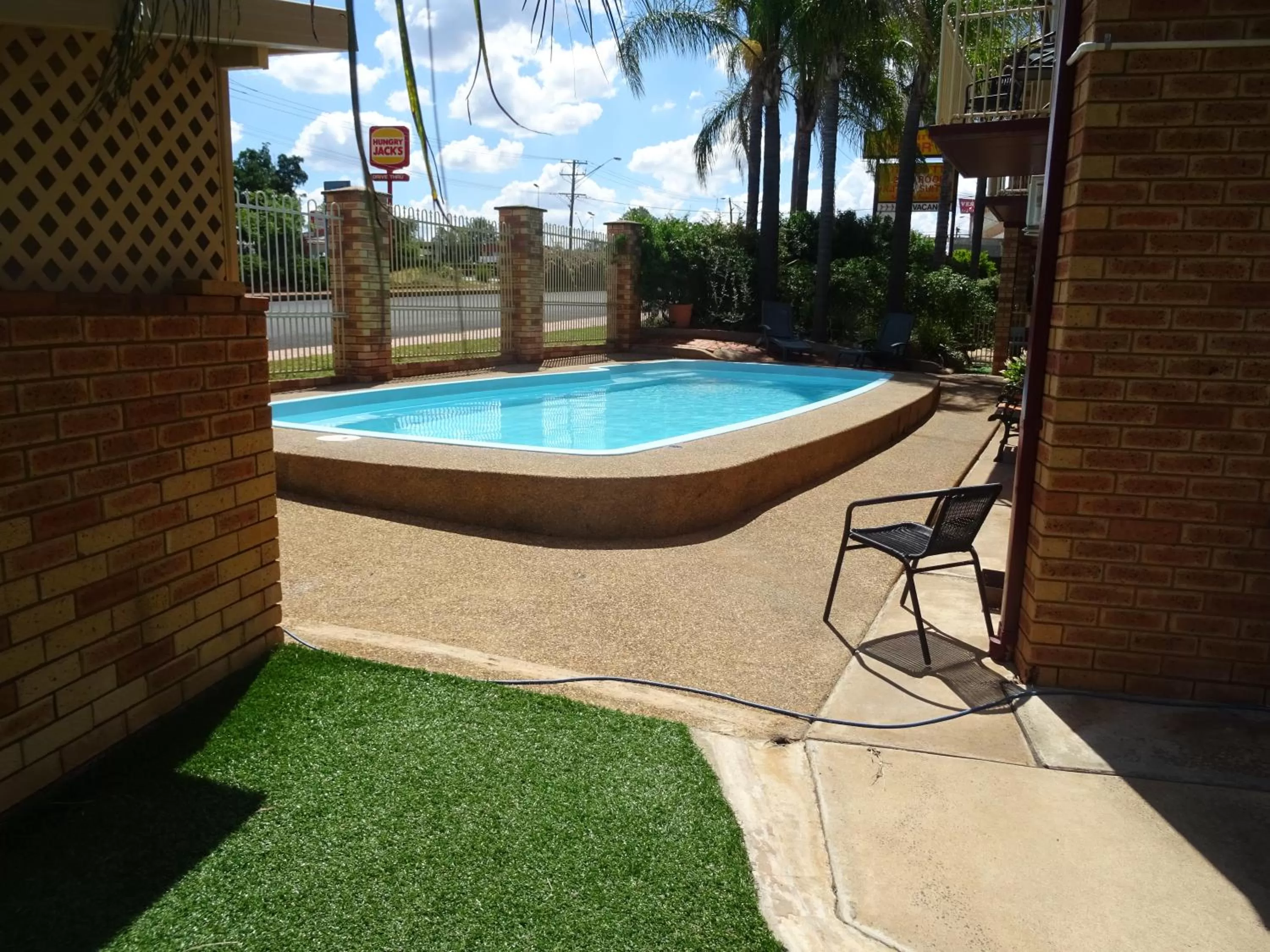 Swimming pool in Tallarook Motor Inn
