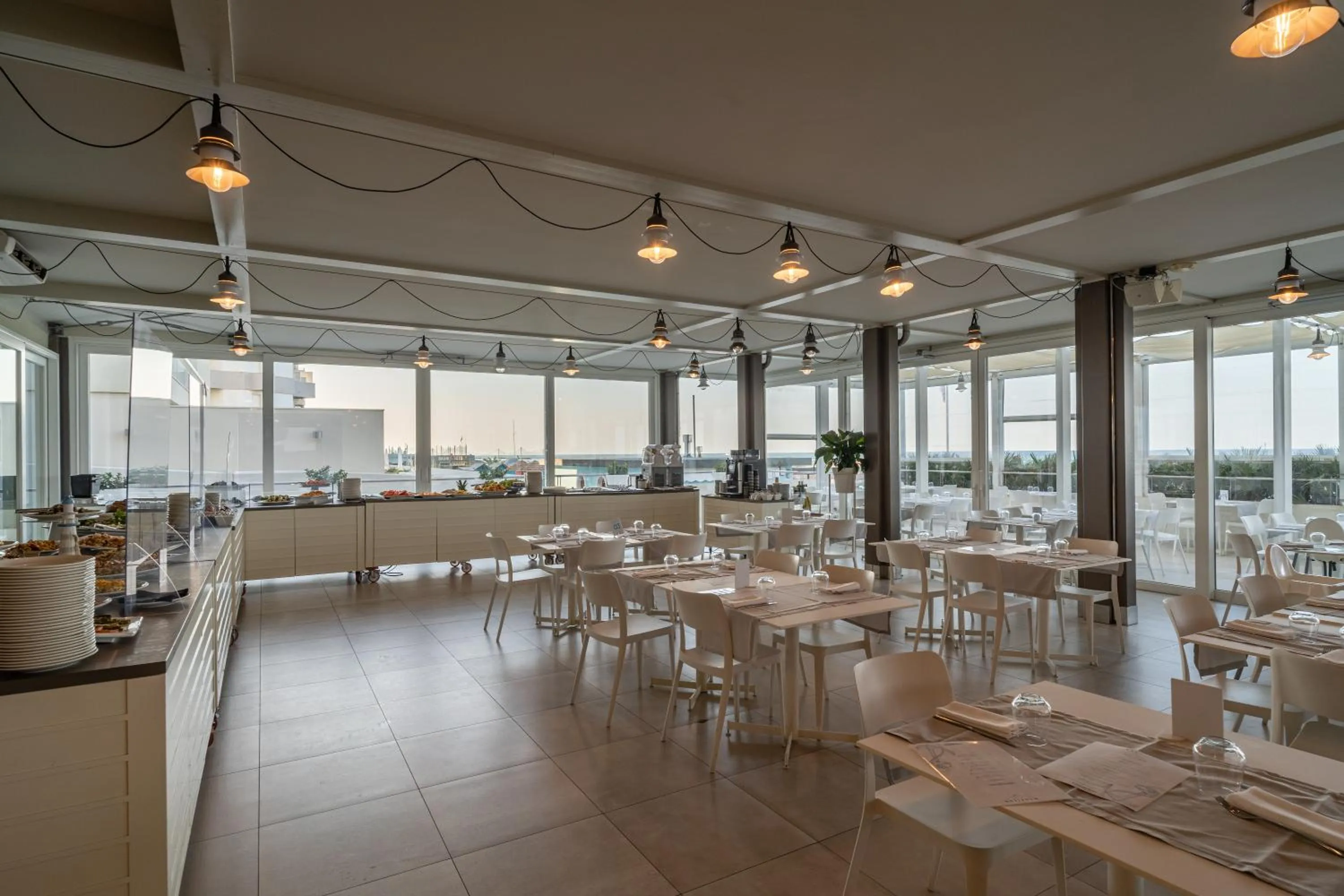 Restaurant/places to eat in Nautilus Family Hotel