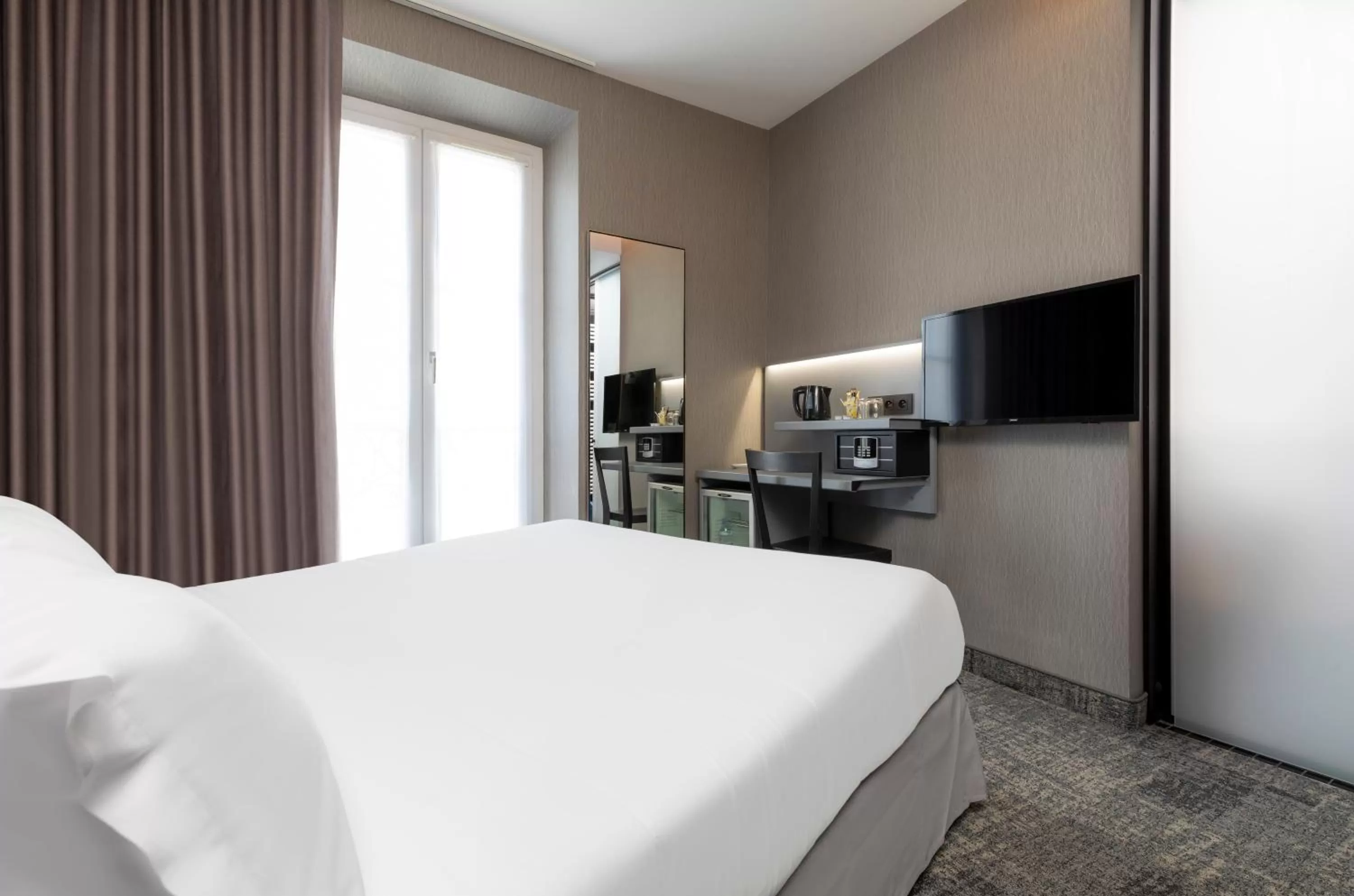 Property building, Bed in Libertel Montmartre Opéra