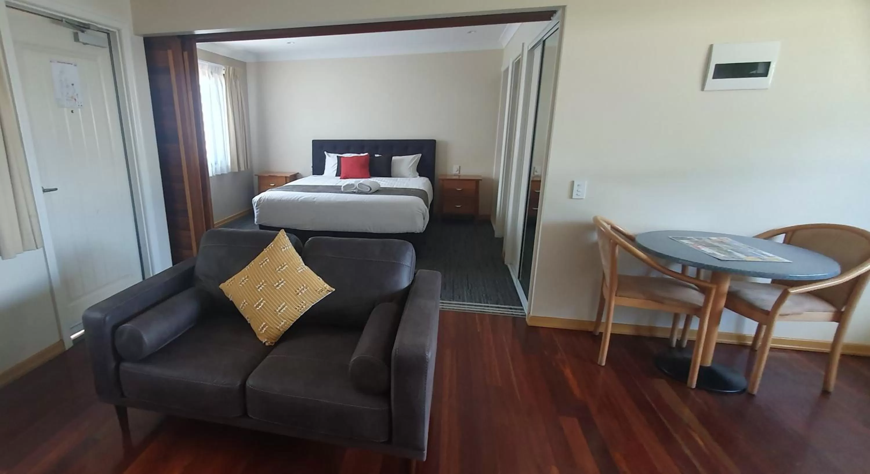 Living room, Bed in Eastgate on the Range Motel