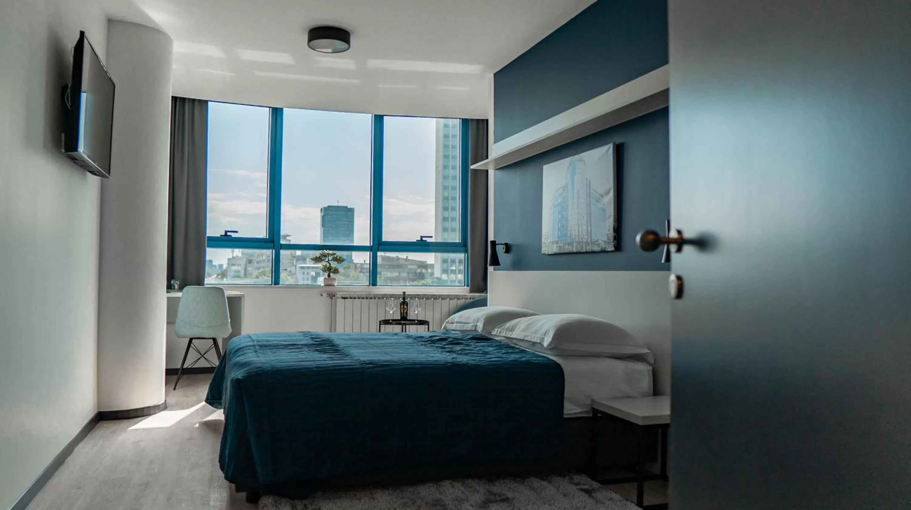 Bedroom, Bed in Hotel Blue