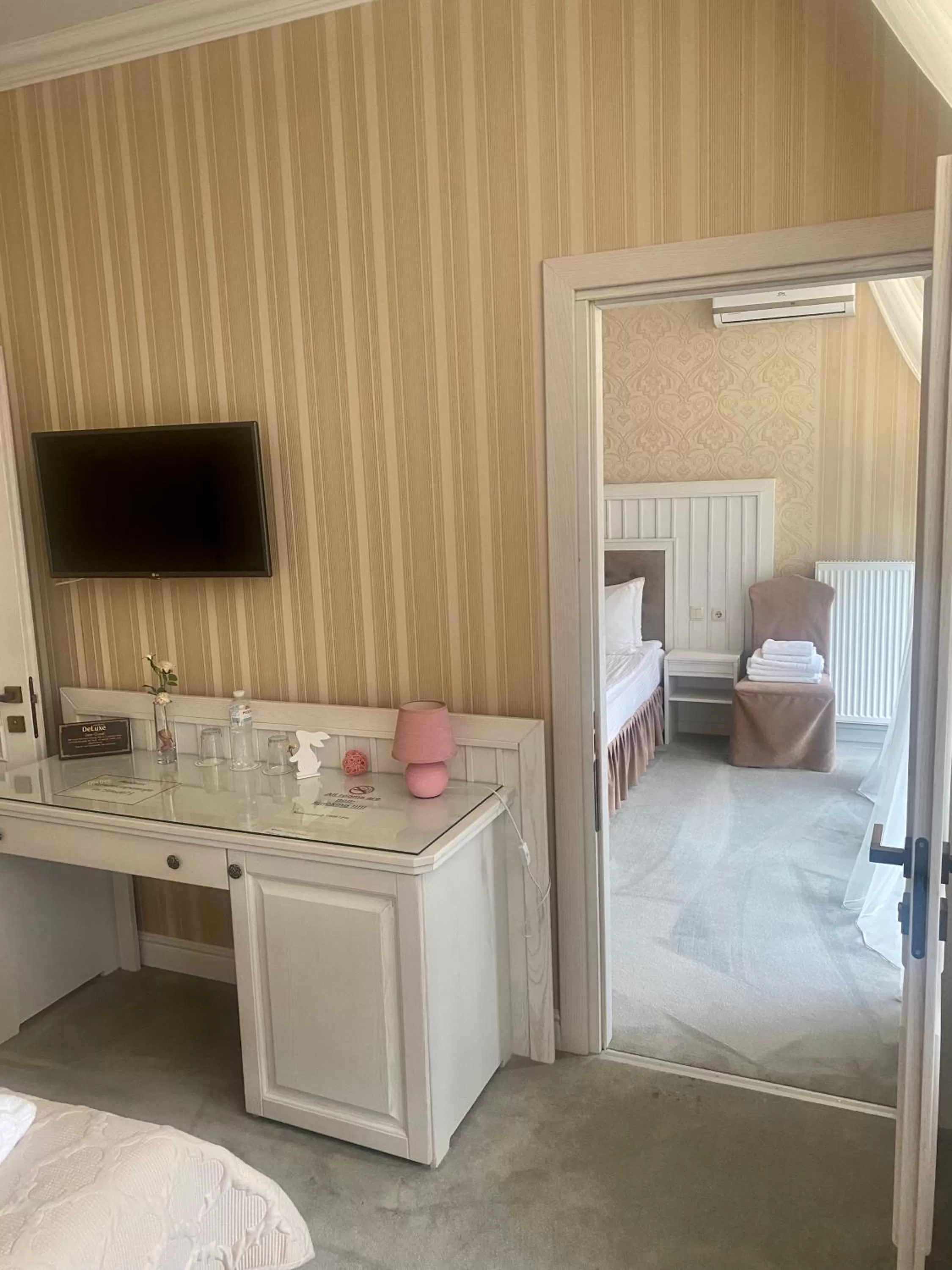 Photo of the whole room, Bed in Boutique Hotel Deluxe