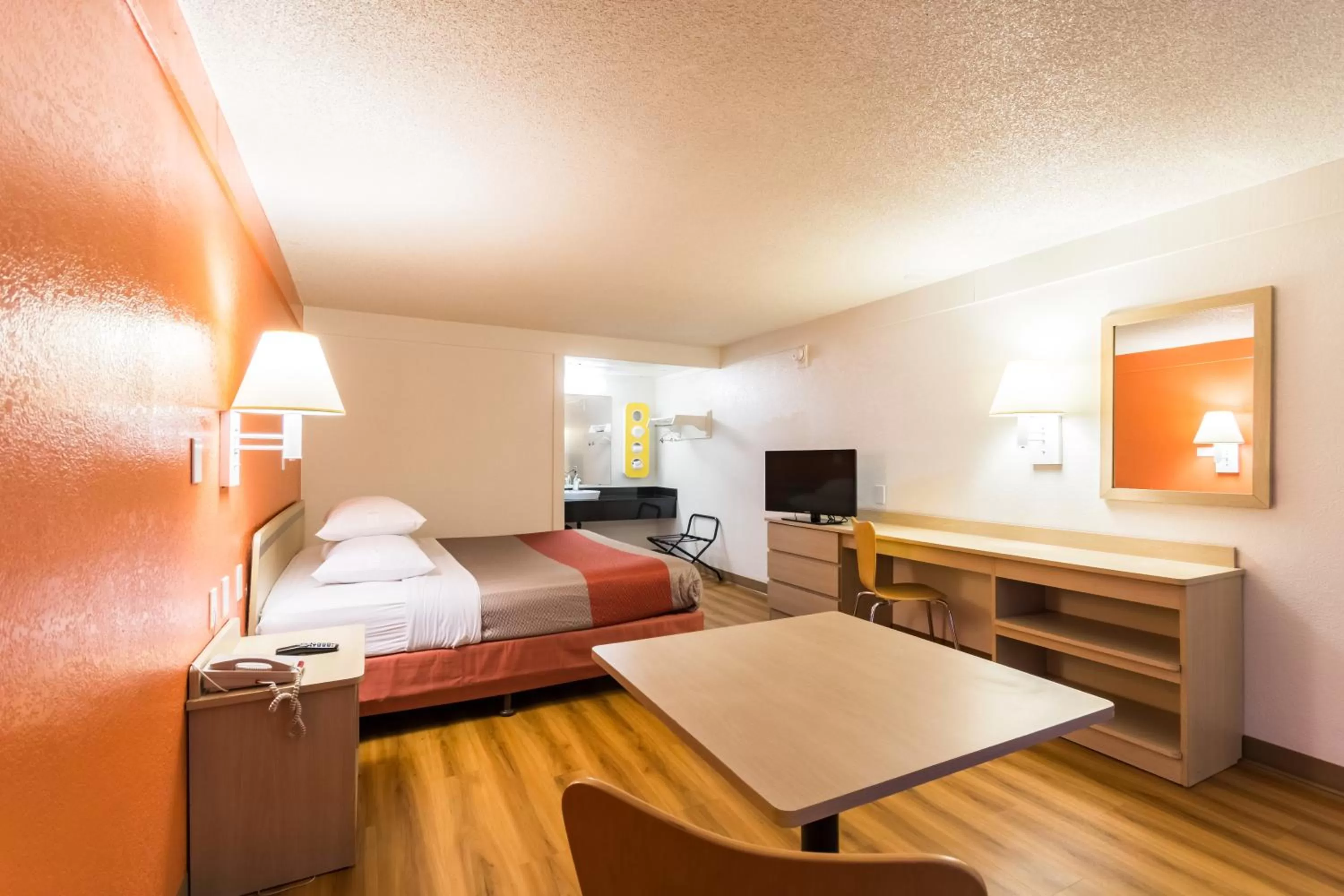 Bedroom, Bed in Travelodge by Wyndham Essington / Philadelphia Airport