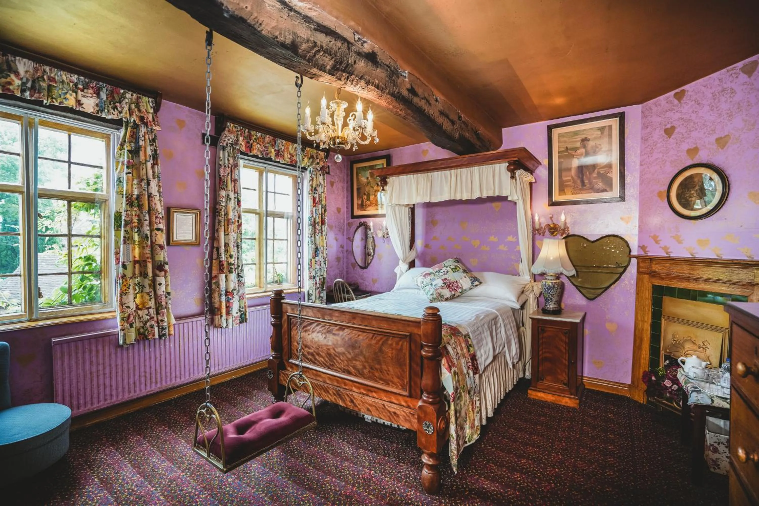 Bed in Hundred House Hotel