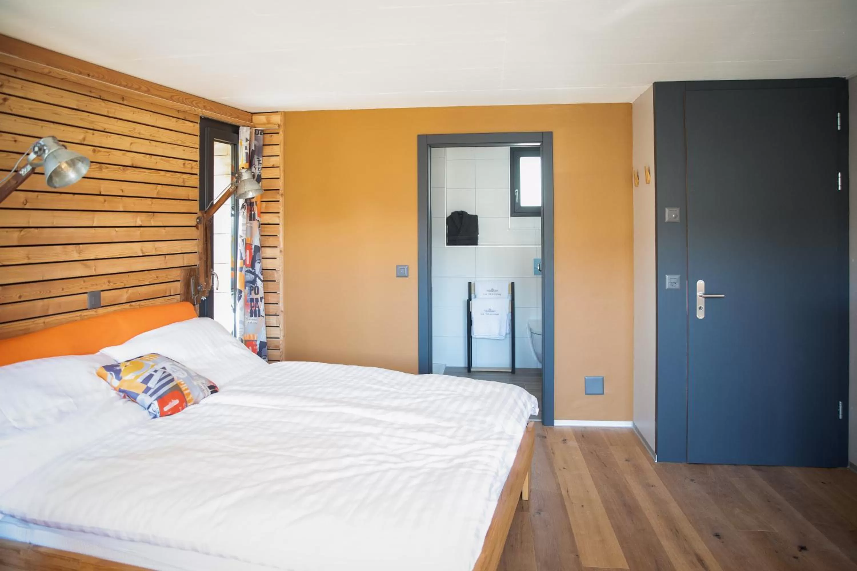 Photo of the whole room, Bed in La Tzavane