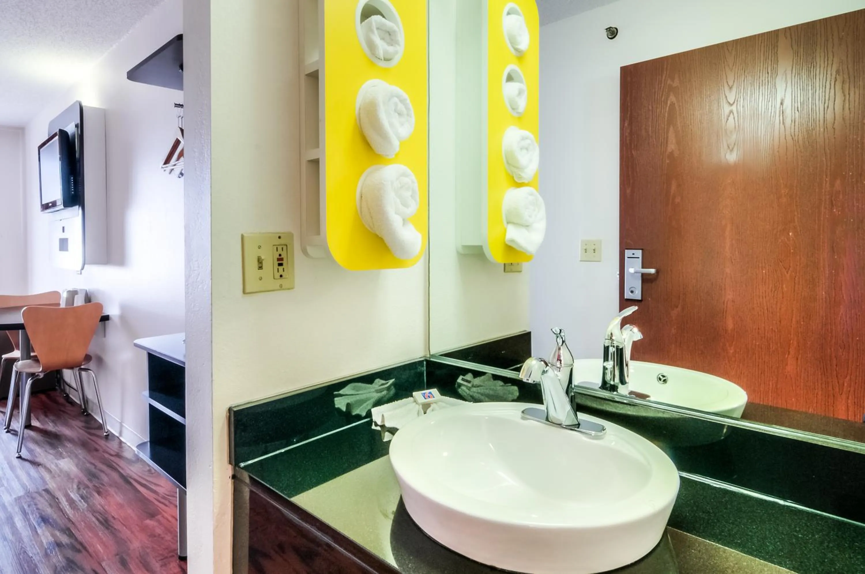 Bathroom in Motel 6-Lansing, IL - Chicago South