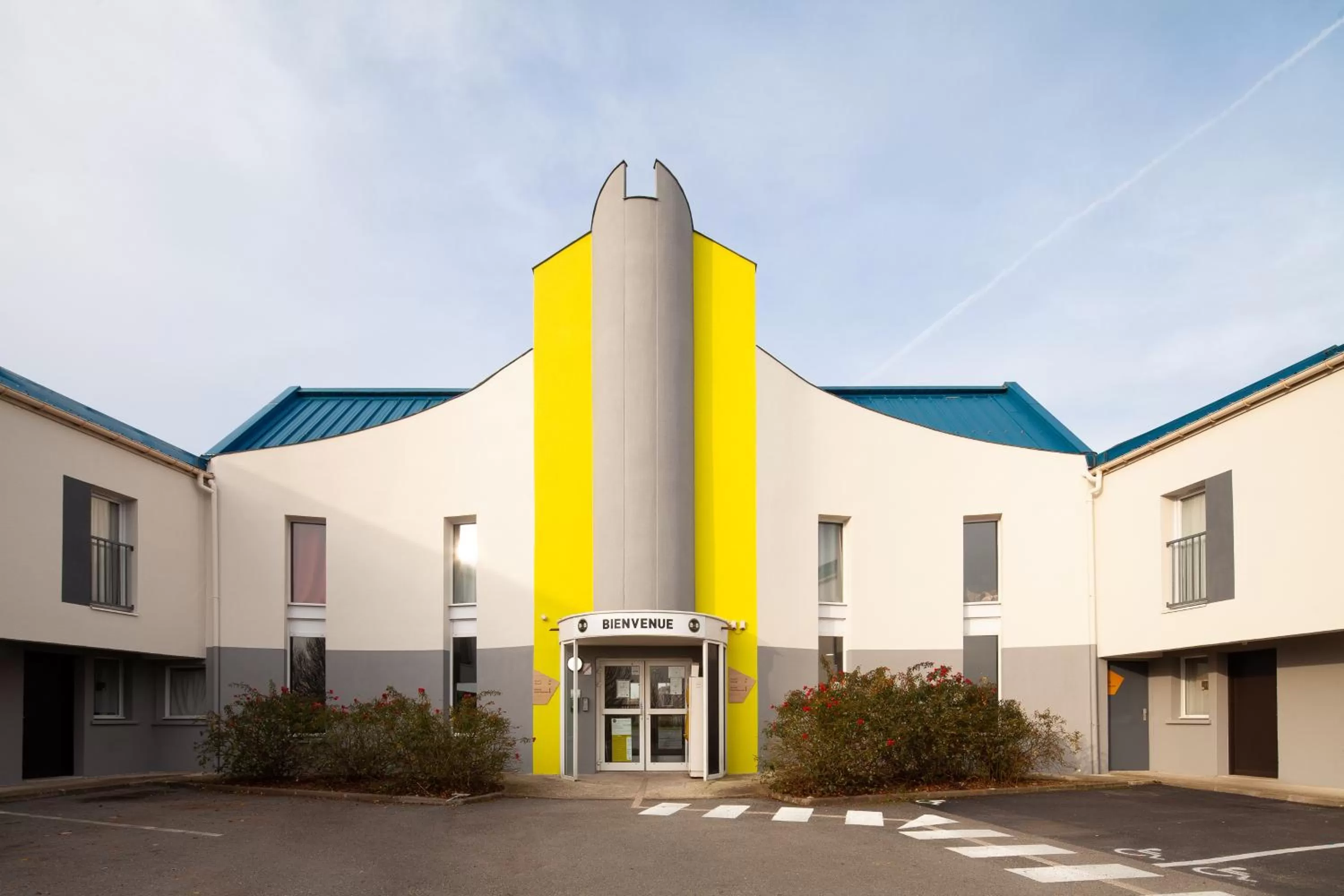 Facade/entrance in B&B HOTEL Saint-Witz