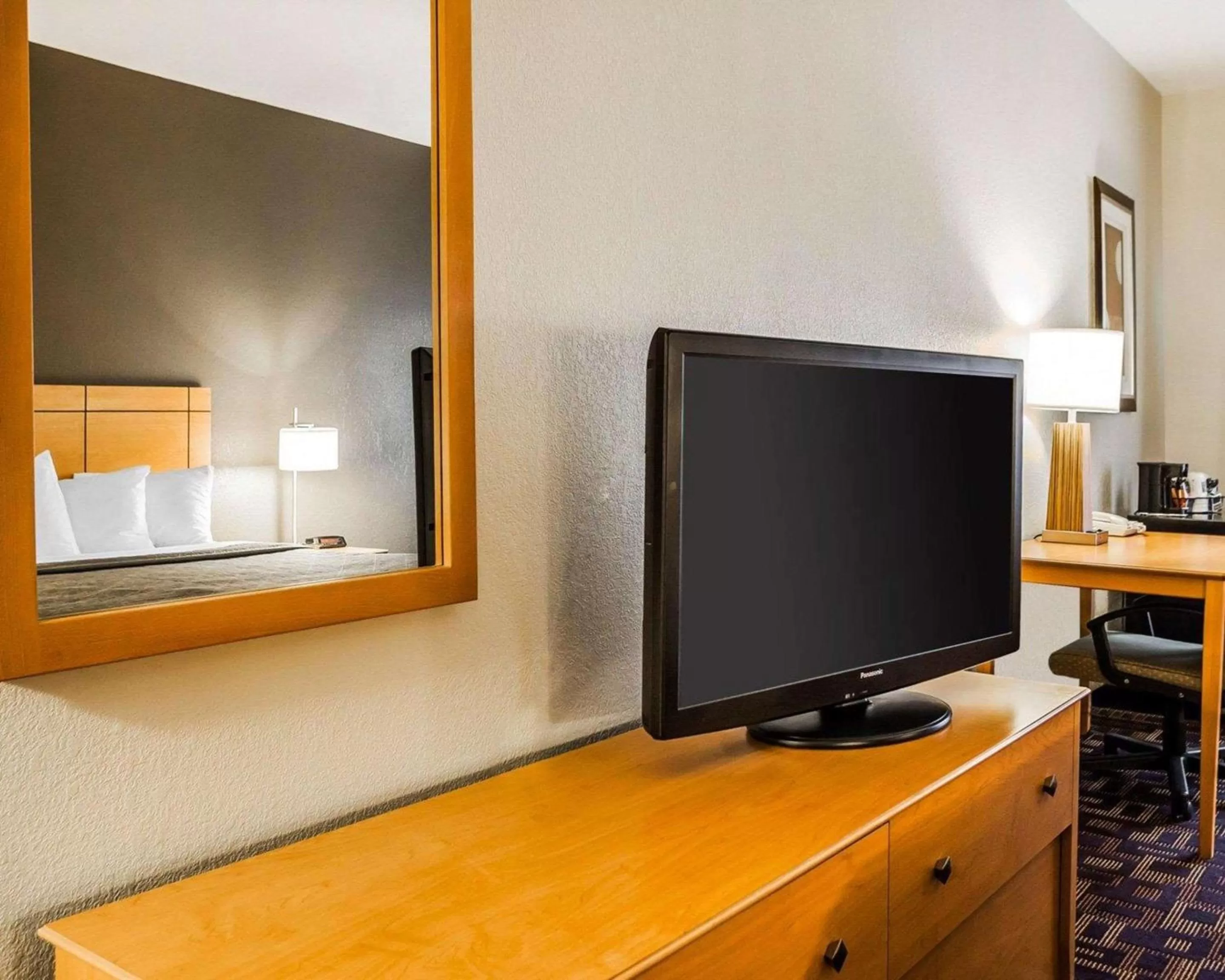 Queen Room - Accessible/Nonsmoking in Quality Inn & Suites Des Moines Airport