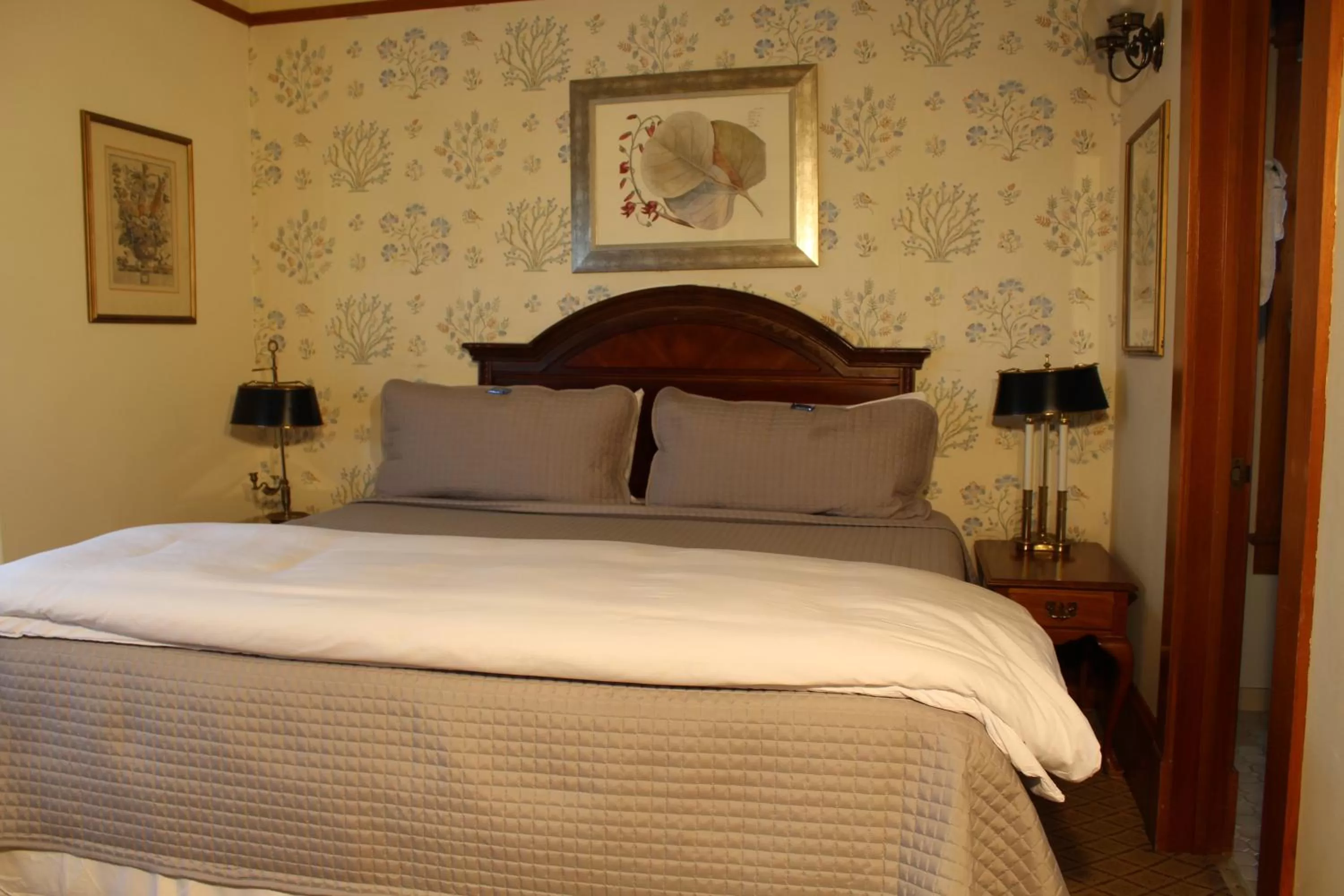 Bed in Pacific Grove Inn