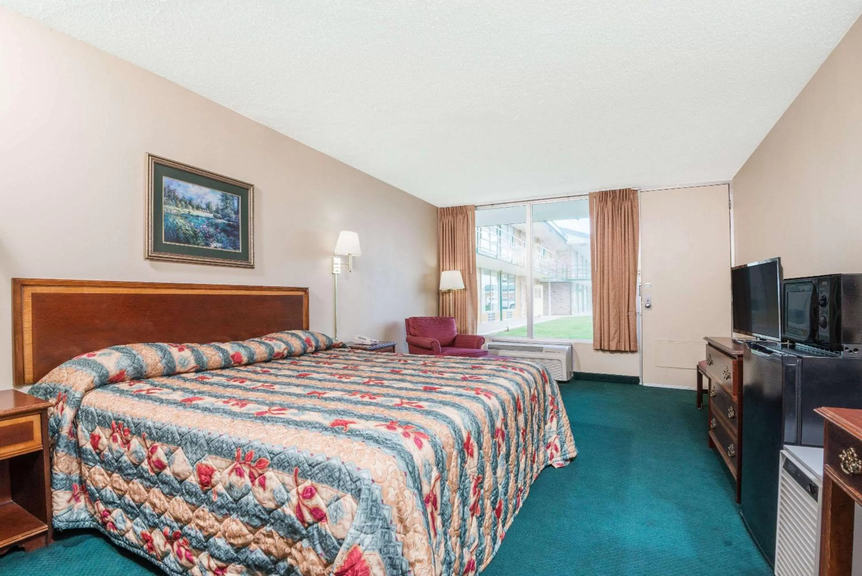 Photo of the whole room, Bed in Knights Inn Wabash