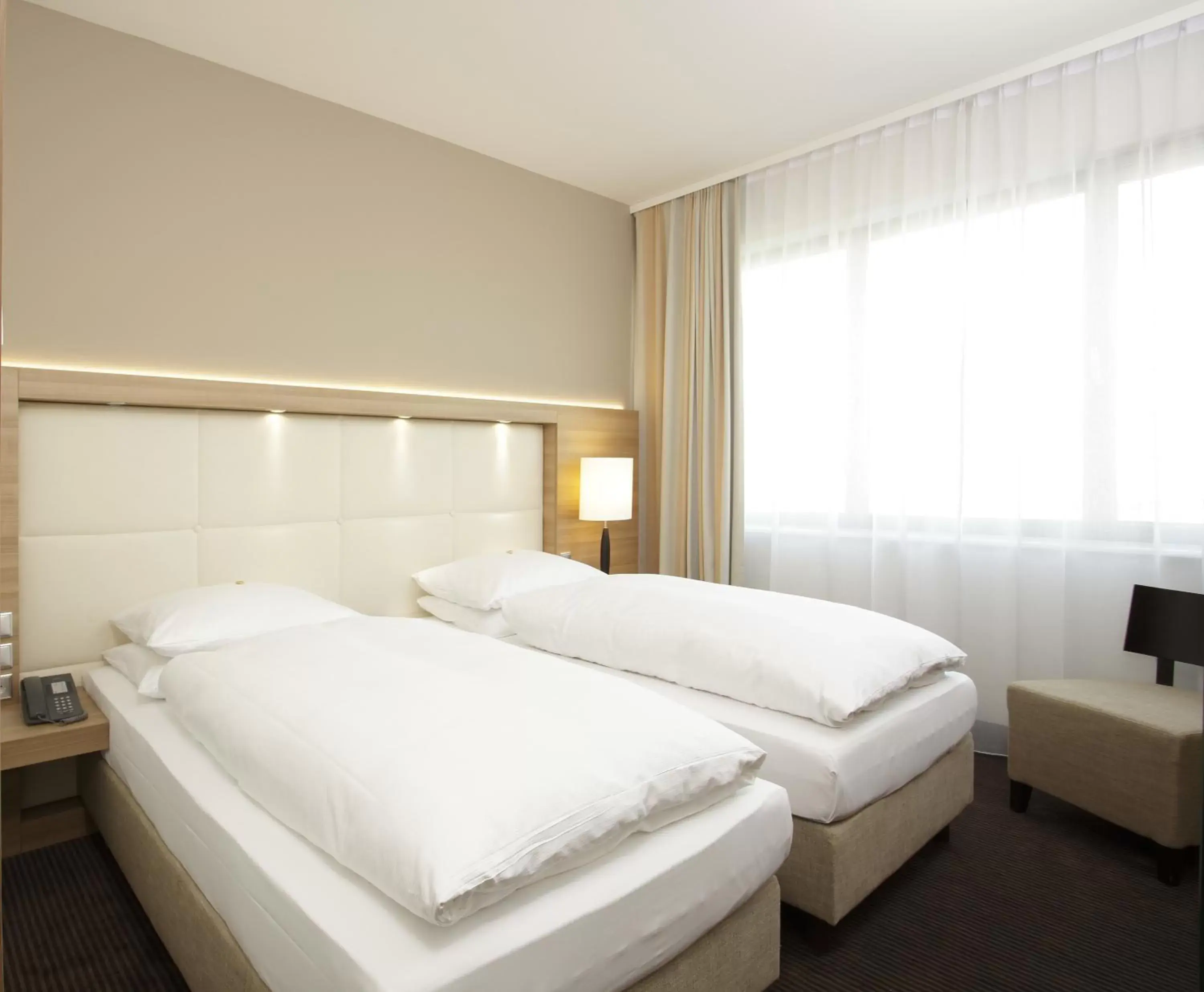 Business Double or Twin Room with Executive Lounge Access in H4 Hotel Berlin Alexanderplatz Business Double or Twin Room with Executive Lounge Access in H4 Hotel Berlin Alexanderplatz