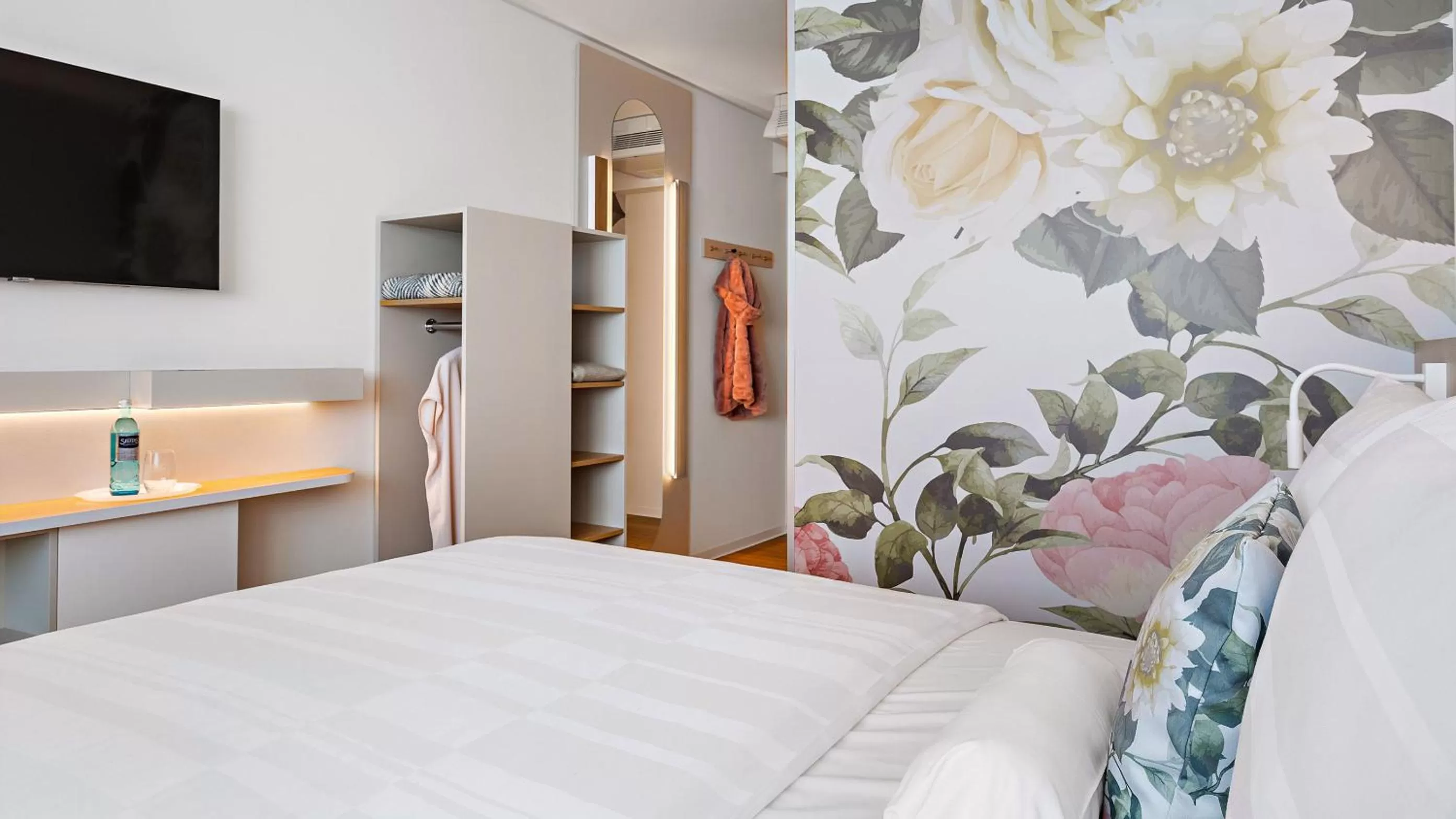 Photo of the whole room, Bed in Hey Lou Hotel Karlsruhe Messe