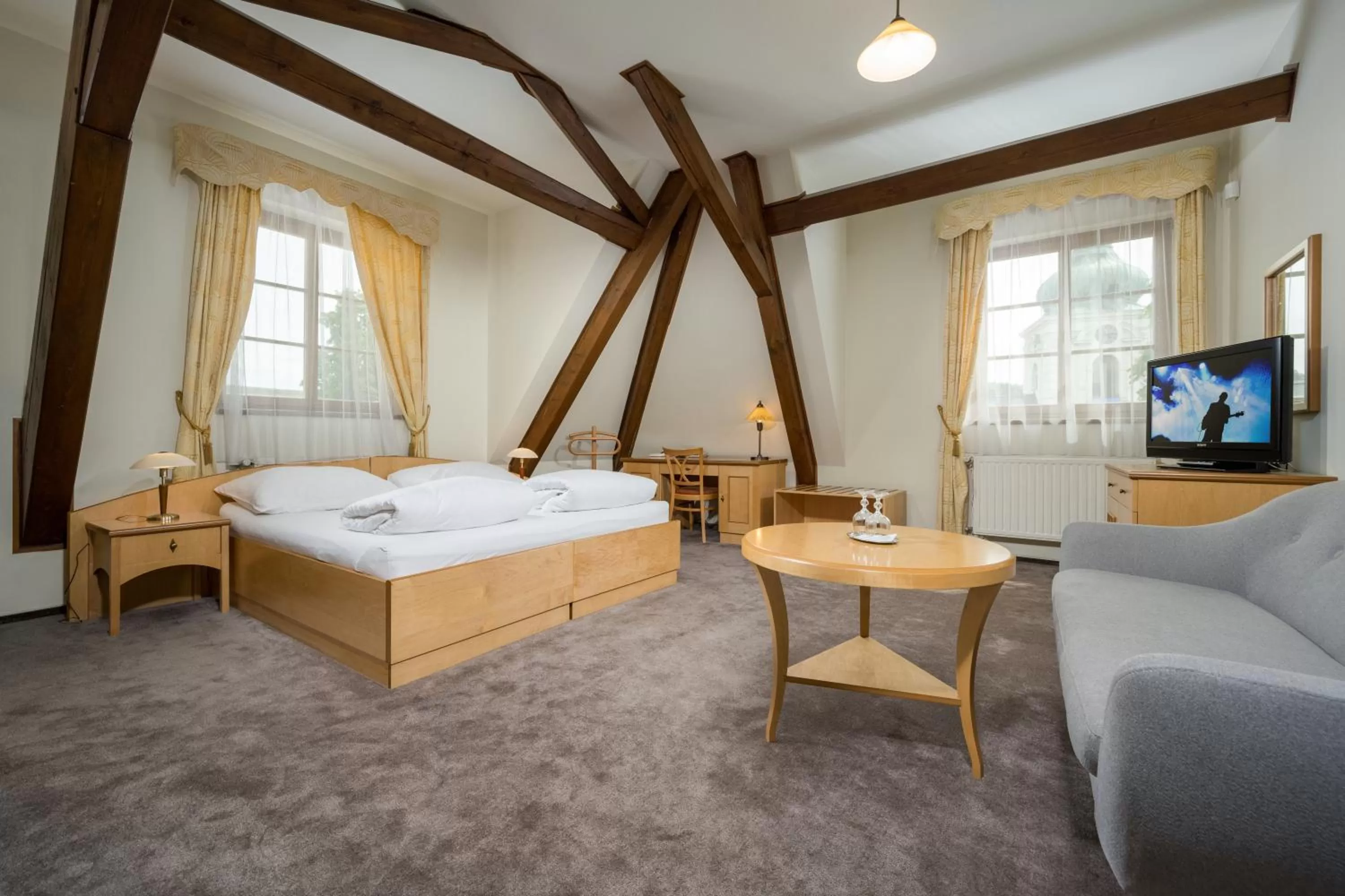 Living room, Bed in Hotel Zlaty Lev