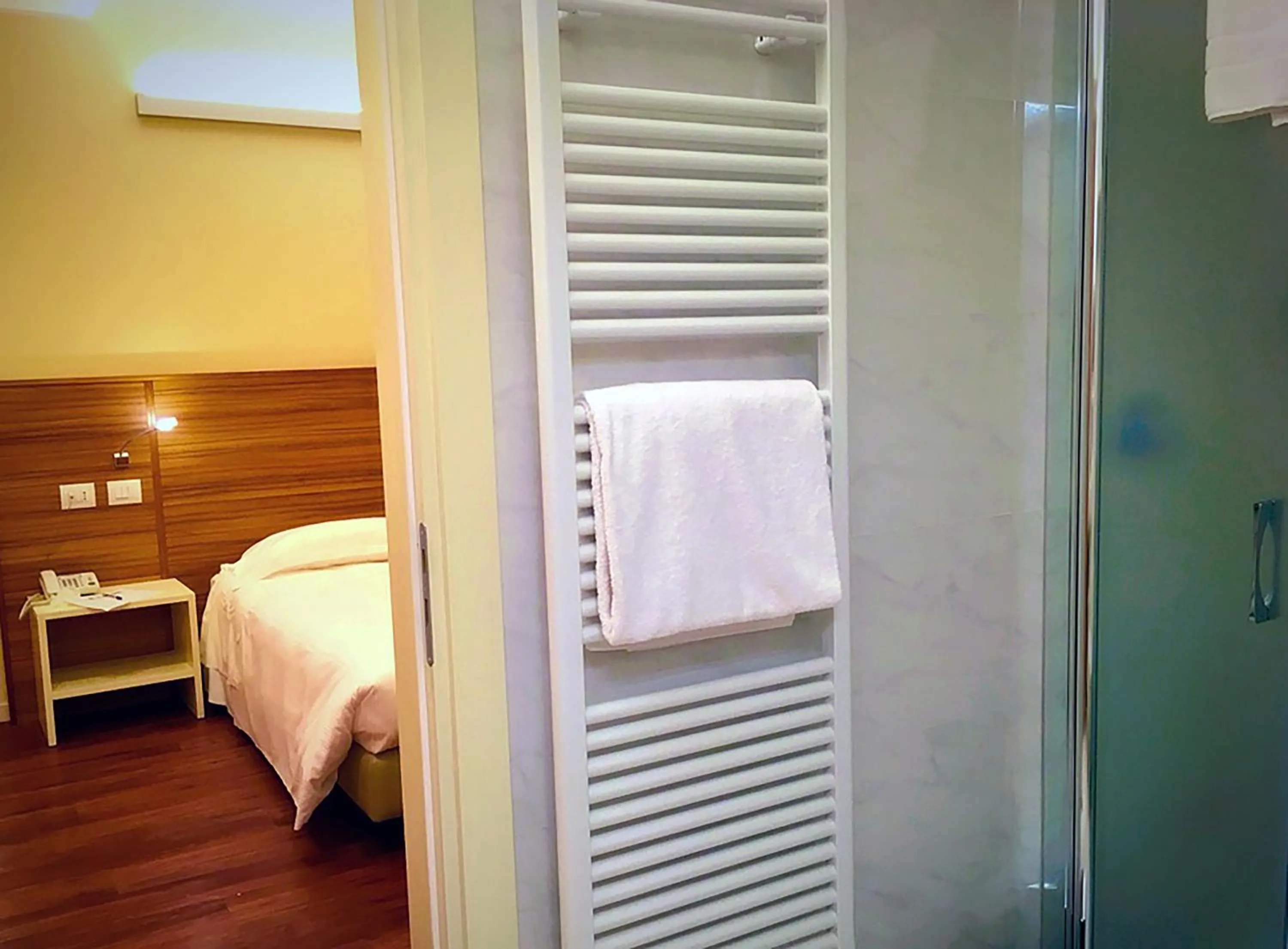Shower, Bed in Hotel Forum