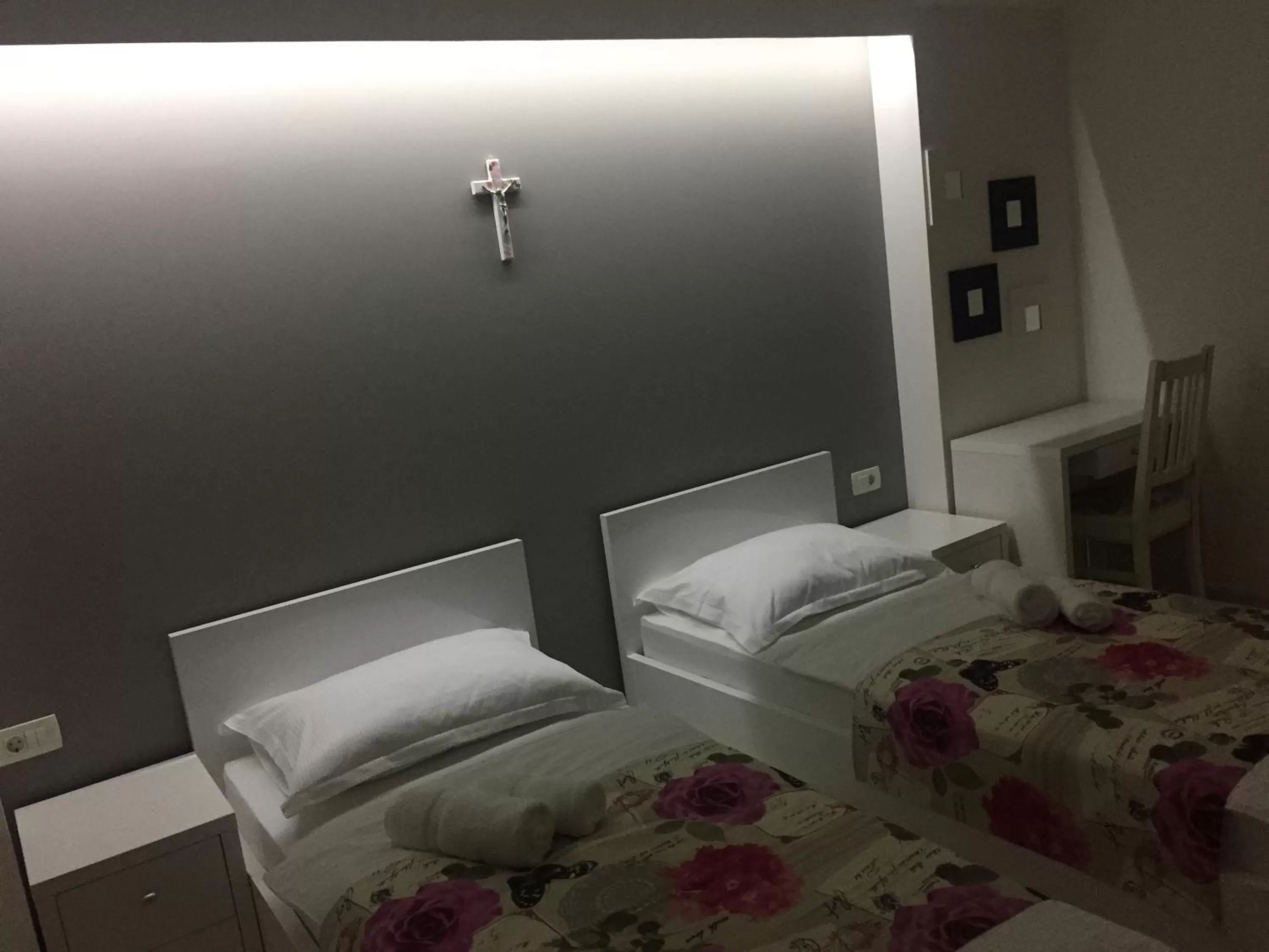 Bedroom, Bed in Villa Flowers