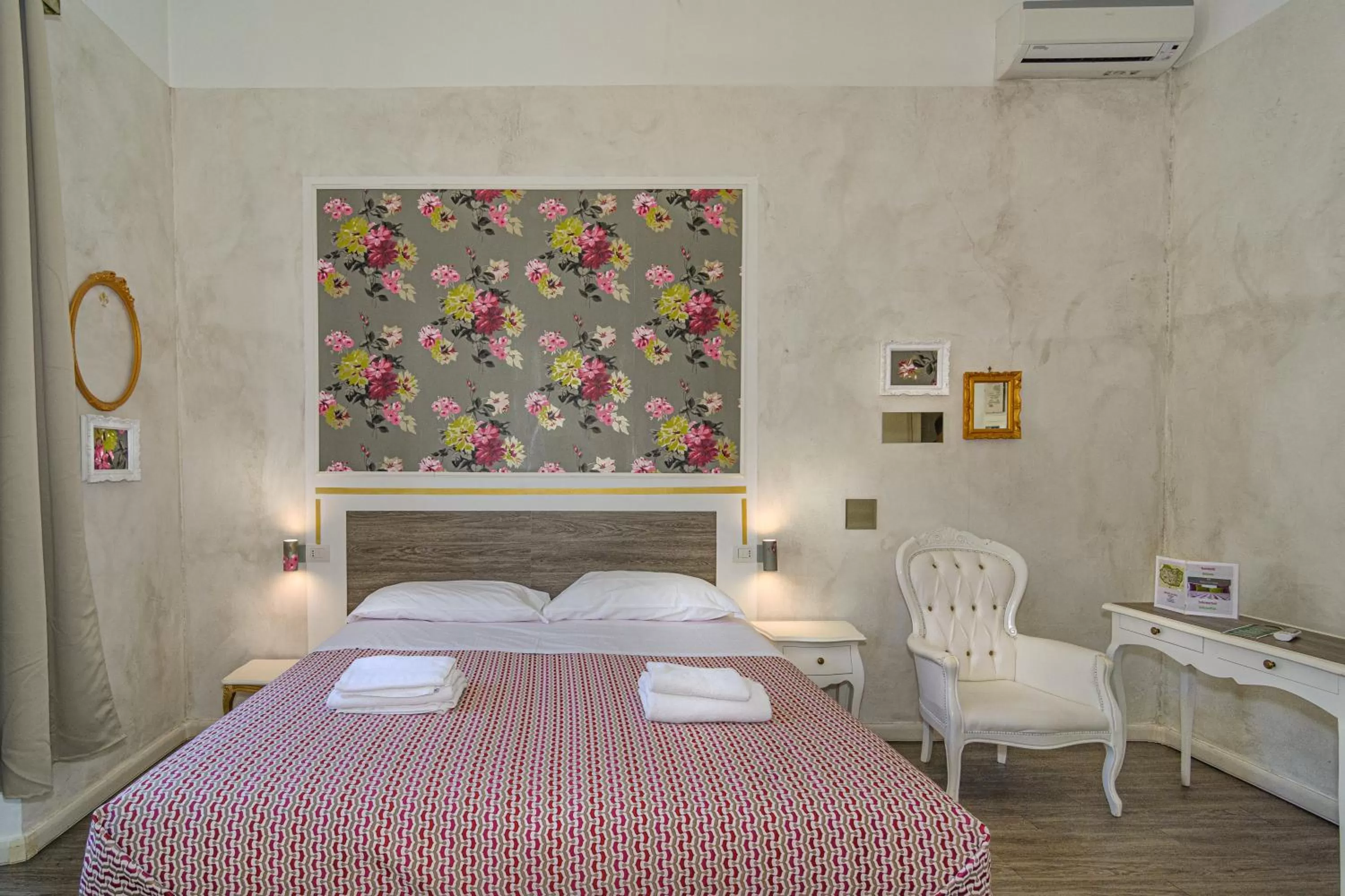 Bedroom, Bed in B&B Relais Inn Lucca