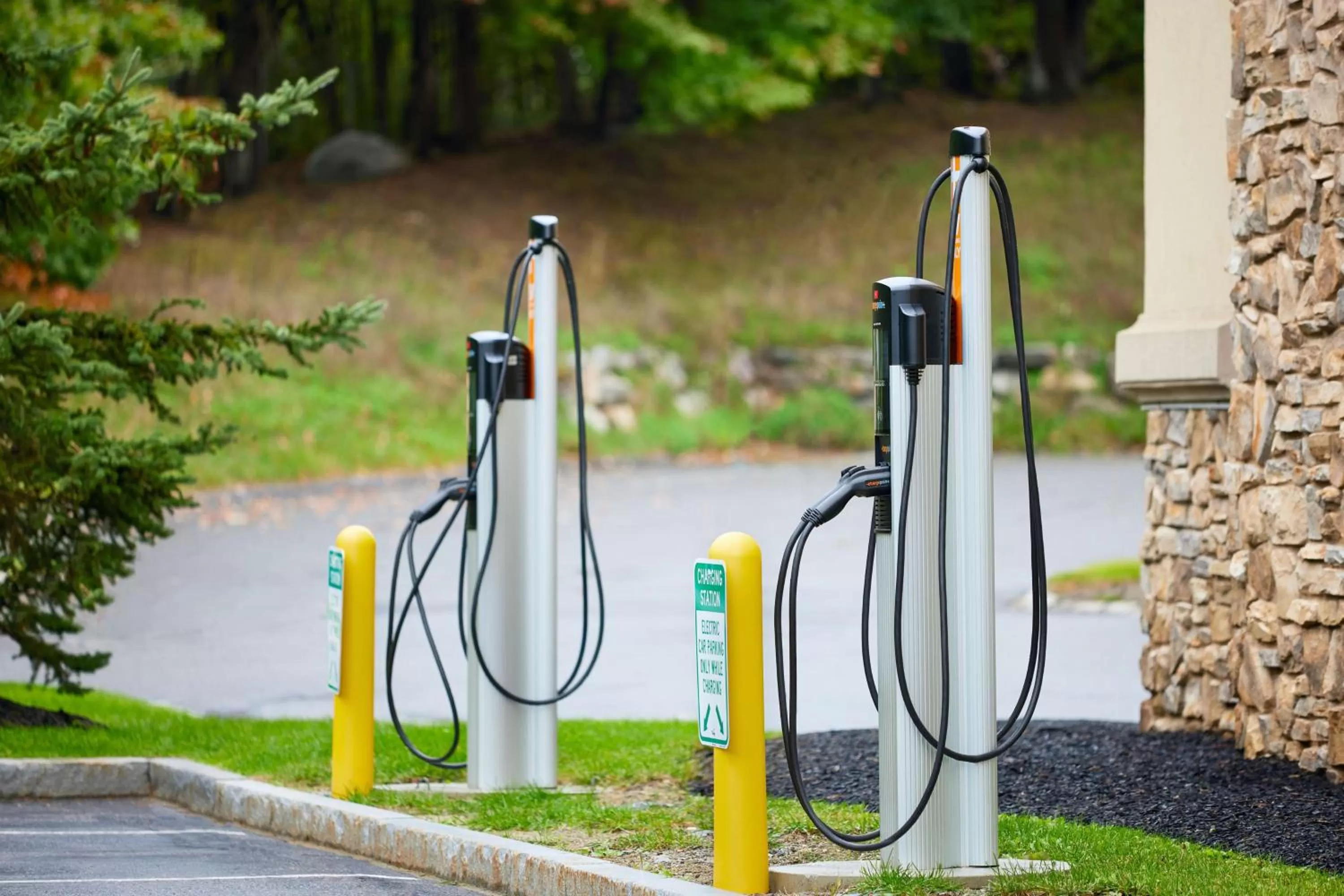 Property building in Hampton Inn & Suites Westford-Chelmsford