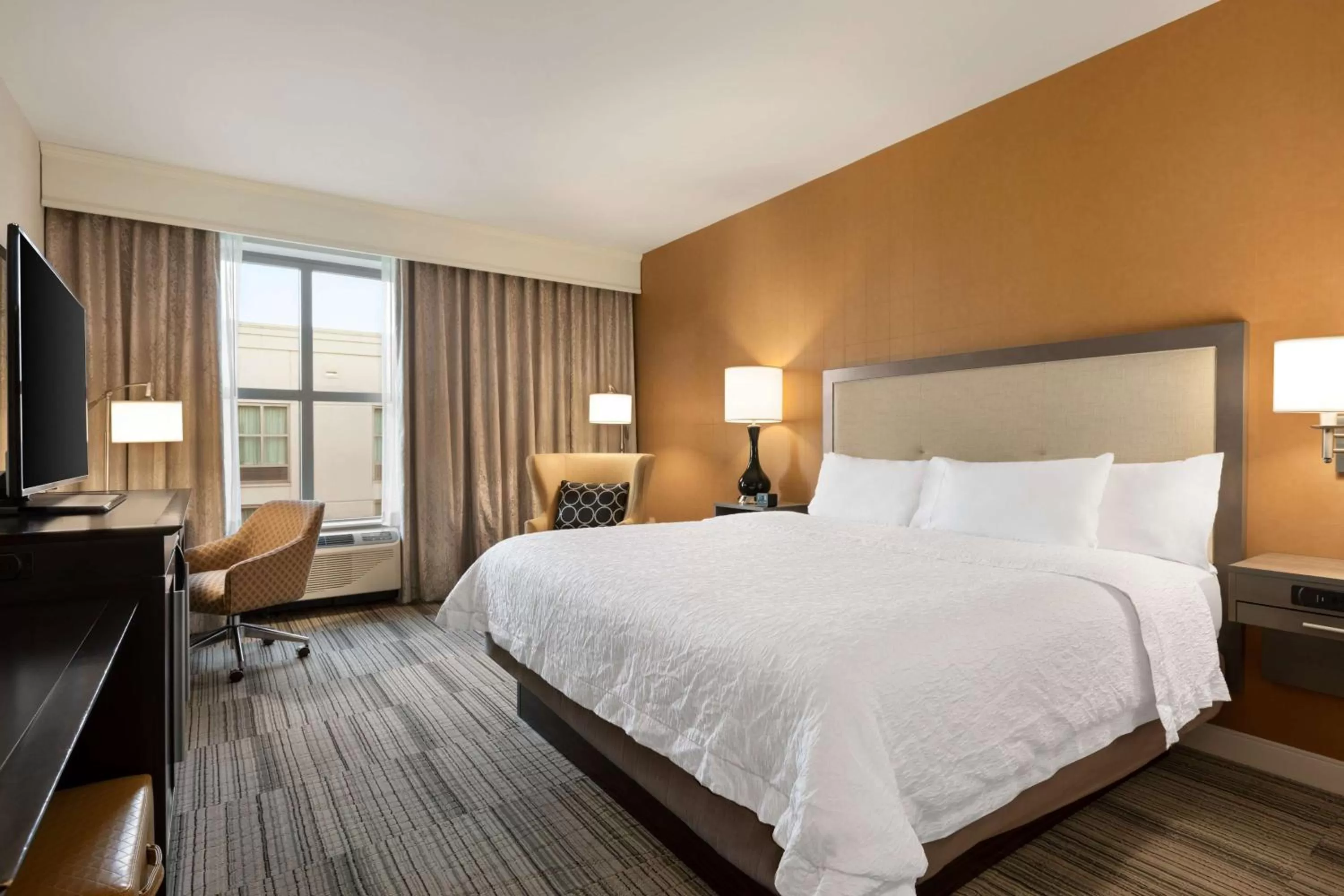 Bedroom, Bed in Hampton Inn & Suites - Roanoke-Downtown, VA